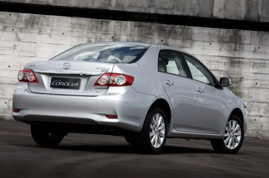 Faz cerca de 8,2 km por litro na cidade e 12,8 km por litro na estrada. O tanque de 60 litros garante autonomia de até 768 km, reduzindo paradas e mantendo o uso econômico.