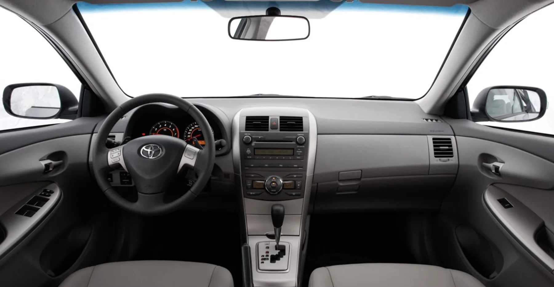 Direção elétrica leve, tração dianteira e câmbio automático de 4 marchas criam uma condução simples e previsível, adequada para quem quer dirigir sem complicação.