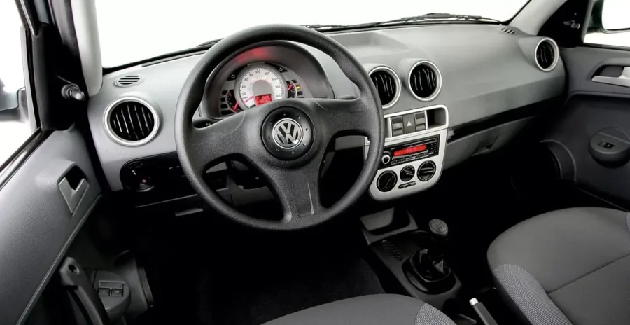 O câmbio manual de 5 marchas é leve e preciso, a direção sem assistência exige esforço nas manobras e a tração dianteira dá segurança. A condução é simples e direta.