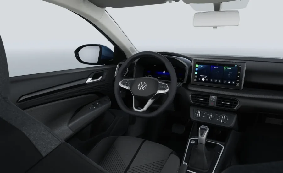 A cabine organiza funções de forma direta, com boa posição de dirigir e central rápida. Há escolhas discutíveis, mas o conjunto final se mantém equilibrado para o dia a dia.