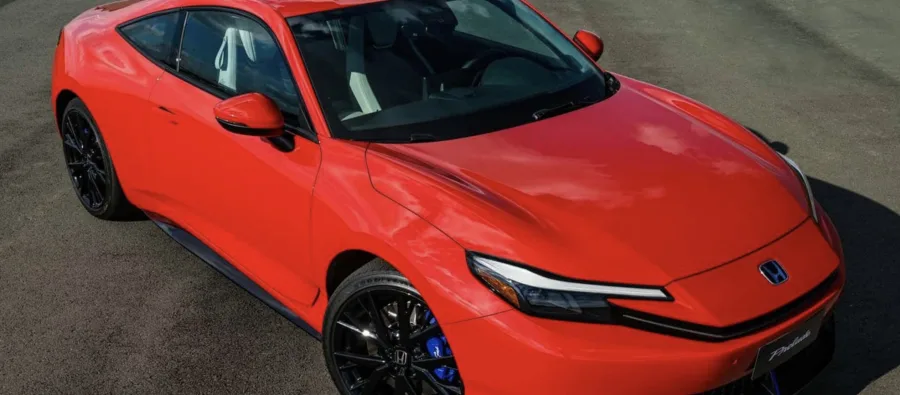 Versão única híbrida focada em quem quer um cupê eficiente para cidade e firme em estrada, com resposta rápida, visual distinto e uso diário sem exageros.