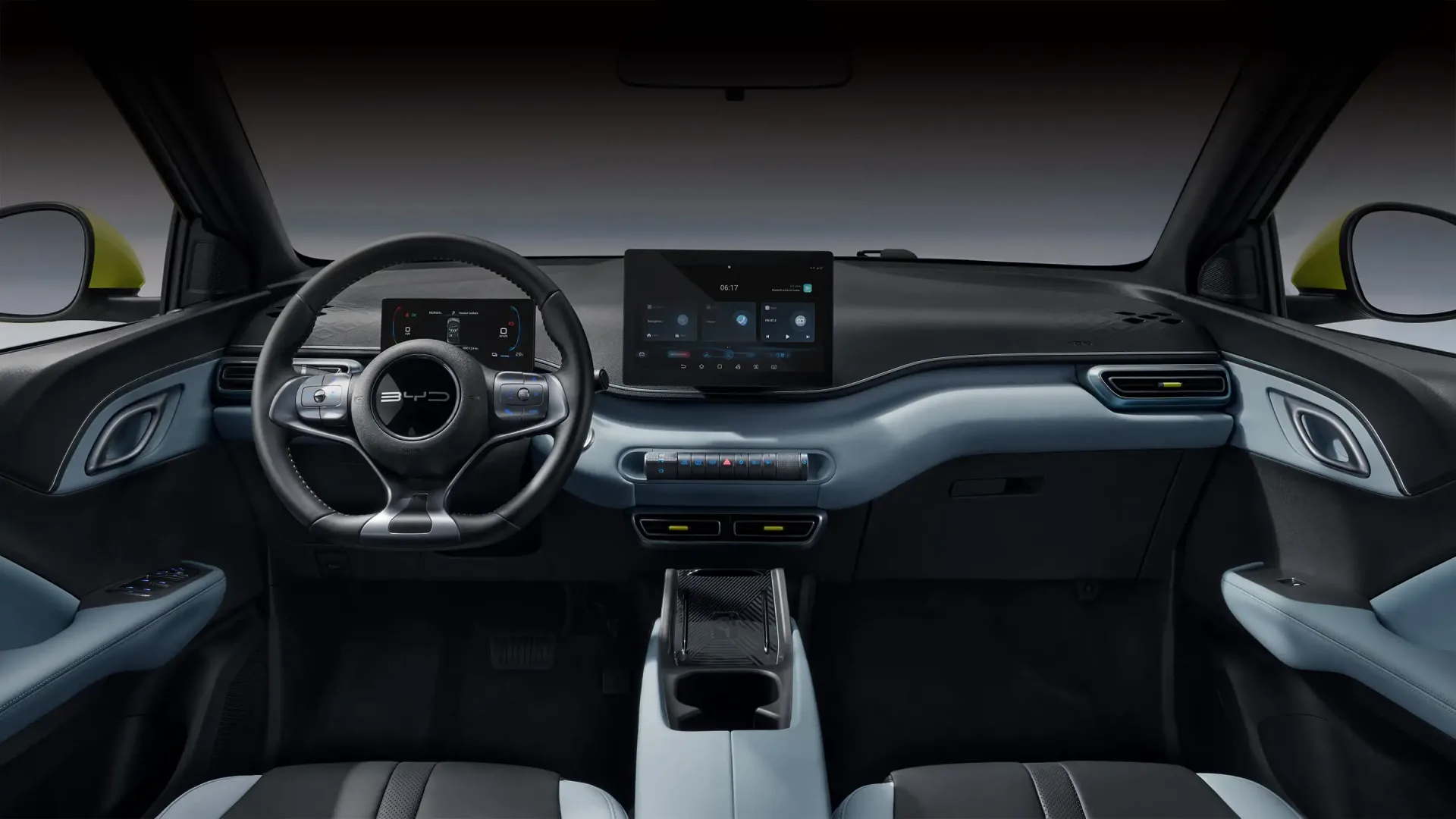 O interior acomoda cinco ocupantes, com espaço adequado para quatro adultos. O porta-malas leva 230 litros, foco em conforto urbano, tecnologia e praticidade no dia a dia.
