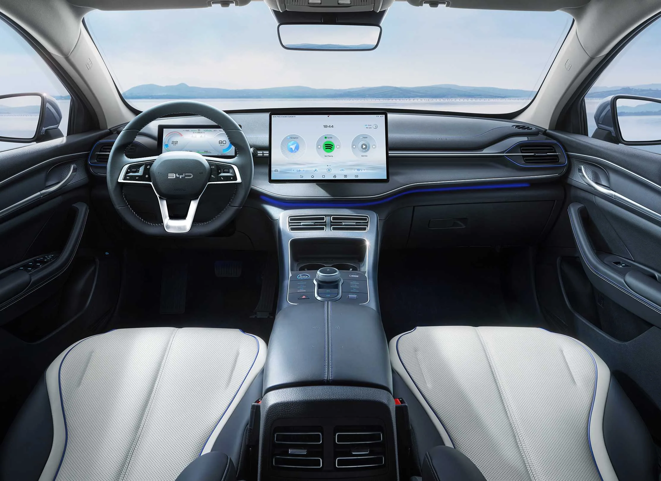 A tração dianteira e o câmbio automático de uma marcha deixam o King GS 1.5 fácil de dirigir, com direção elétrica leve em manobras e comportamento estável em velocidades mais altas.