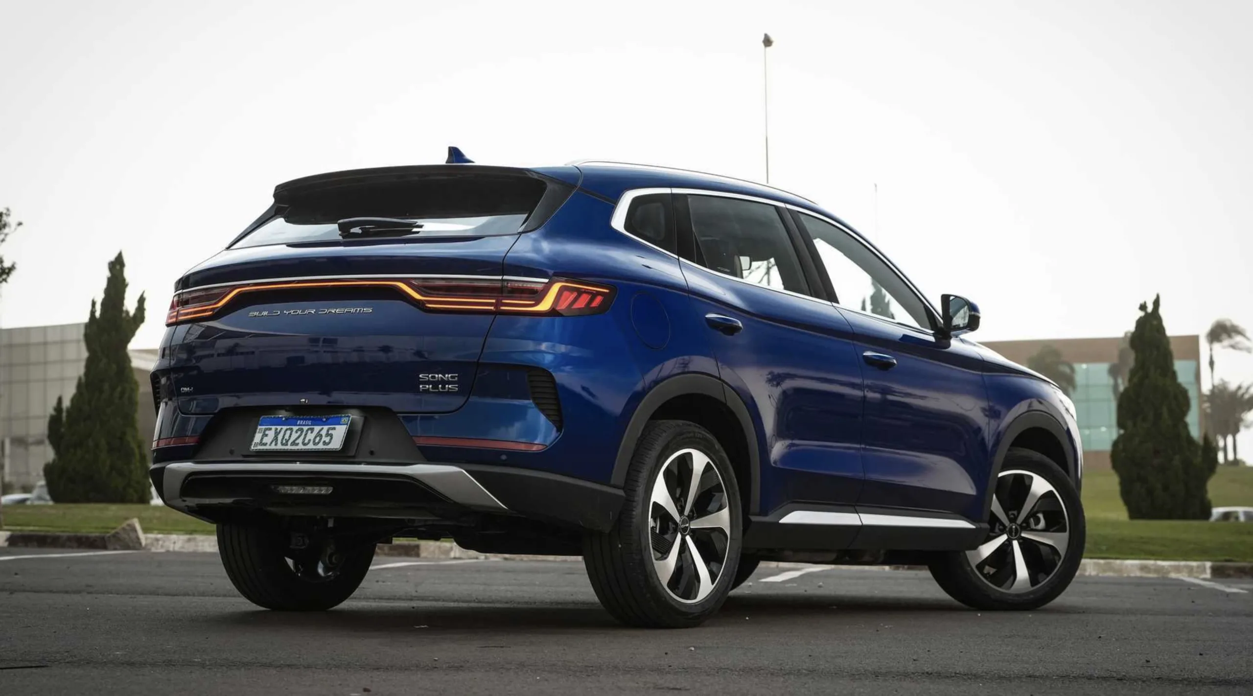 O consumo é de 14,9 km/l no uso urbano e 12,1 km/l no rodoviário, com autonomia de 849 km na cidade e 690 km na estrada, além de 68 km em modo elétrico e tanque de 57 litros.