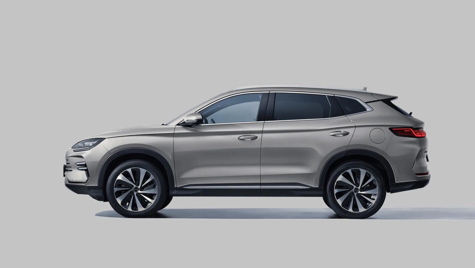 Com 12,2 km/l e fazendo 0 a 100 km/h em 5,2 segundos, o SUV BYD Song Plus Premium 2026 é um híbrido que combina desempenho forte e eficiência no uso diário