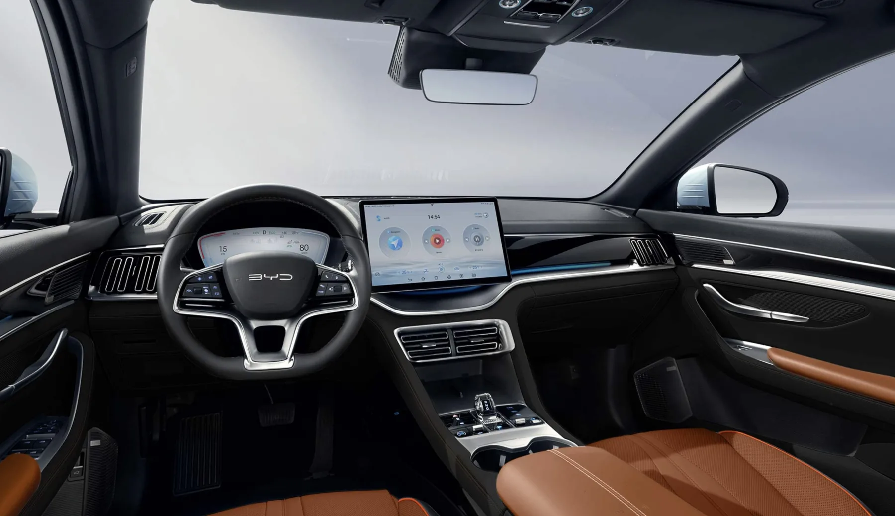 O interior acomoda cinco pessoas e 552 litros de porta malas, com bancos ventilados e aquecidos. Serve famílias e viajantes. Conforto bom, tamanho grande.