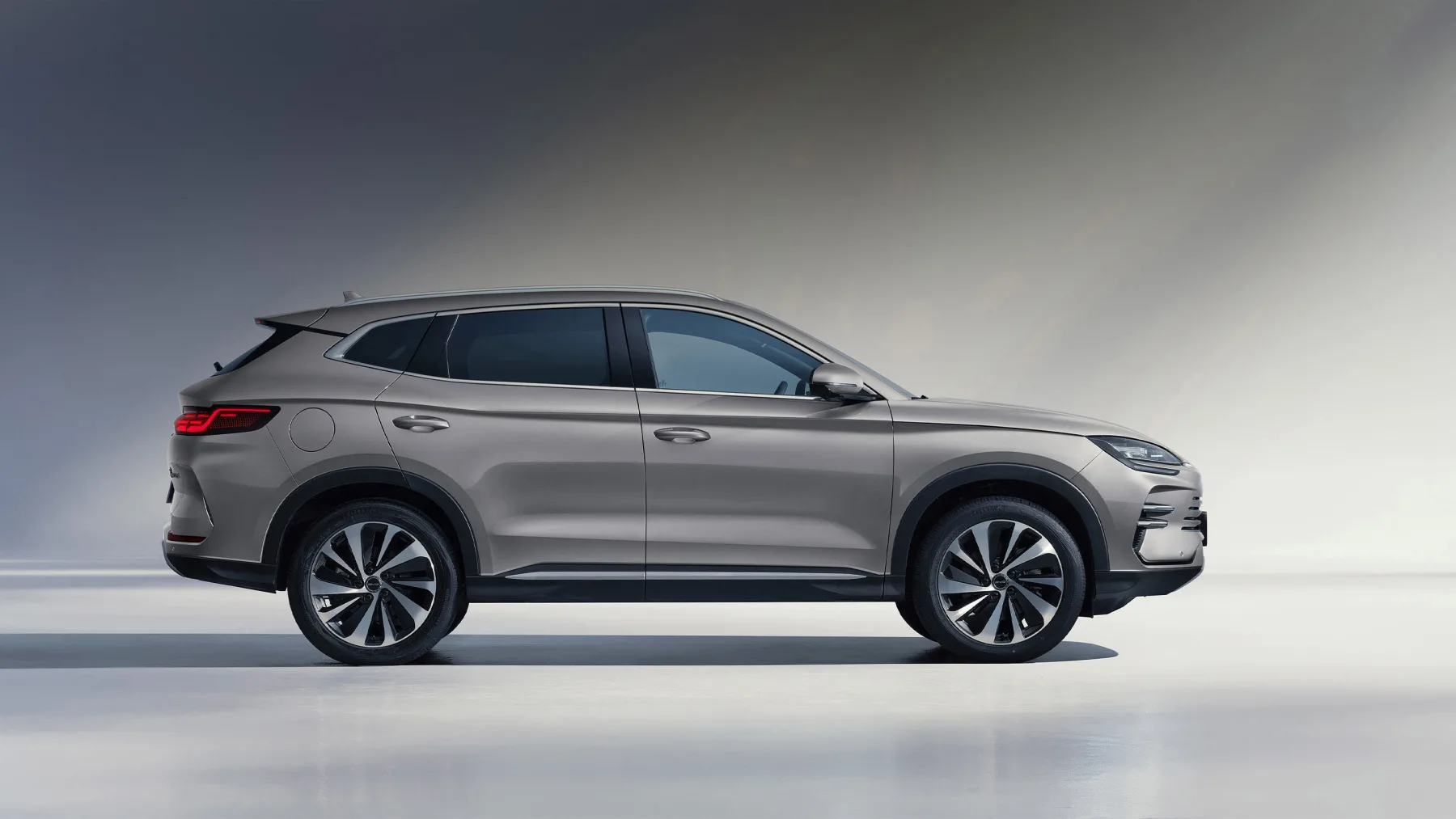 Com 12,2 km/l e fazendo 0 a 100 km/h em 5,2 segundos, o SUV BYD Song Plus Premium 2026 é um híbrido que combina desempenho forte e eficiência no uso diário