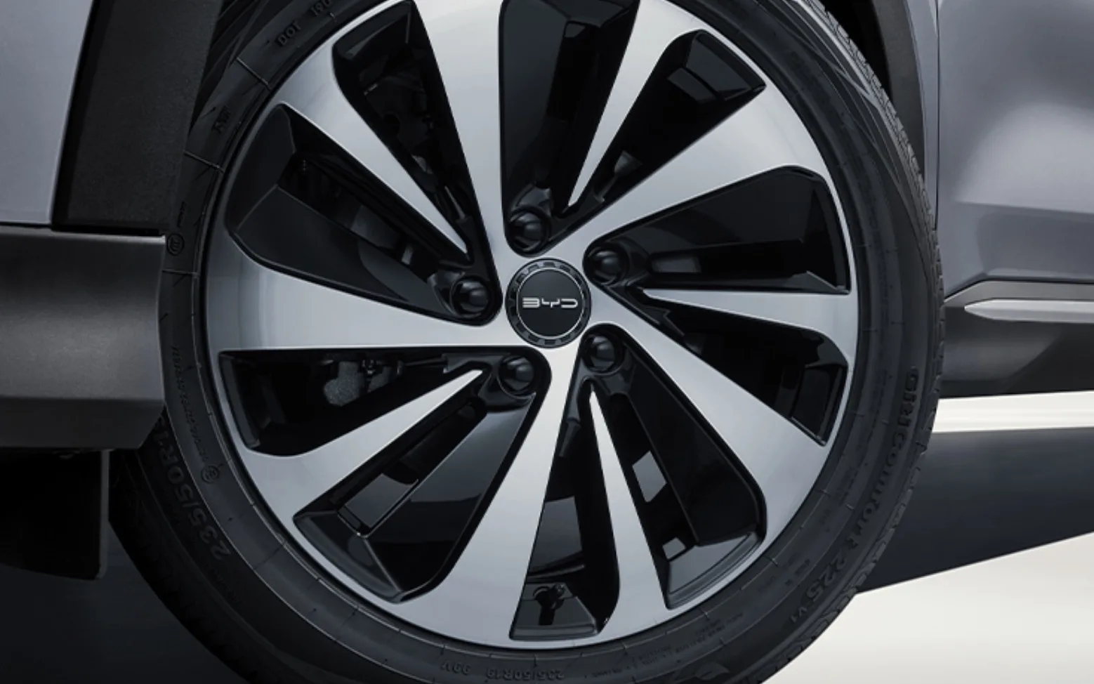 Com 12,2 km/l e fazendo 0 a 100 km/h em 5,2 segundos, o SUV BYD Song Plus Premium 2026 é um híbrido que combina desempenho forte e eficiência no uso diário