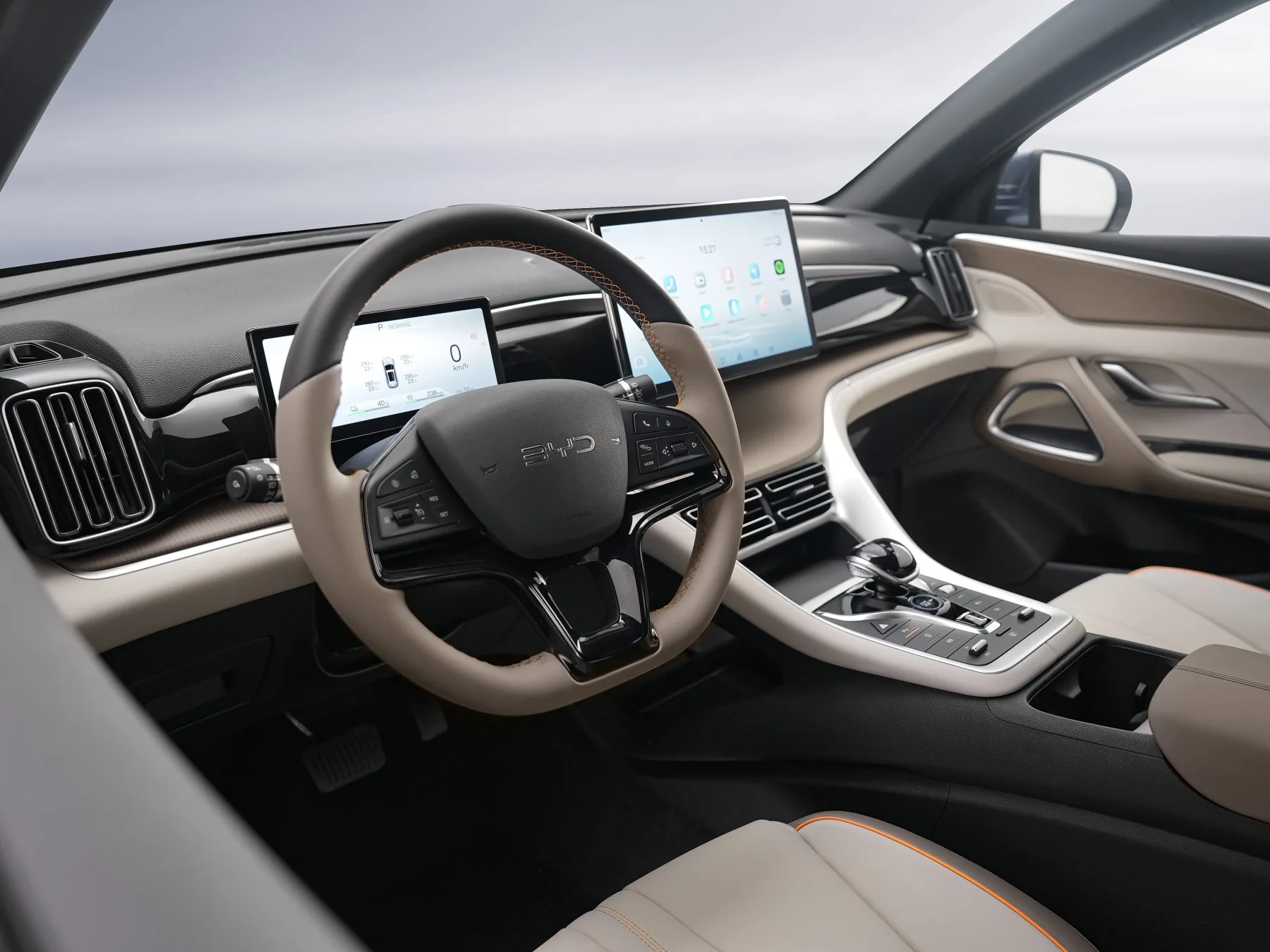 Câmbio automático de 1 marcha e direção elétrica garantem condução simples e suave, comportamento ideal para ritmo urbano e viagens.