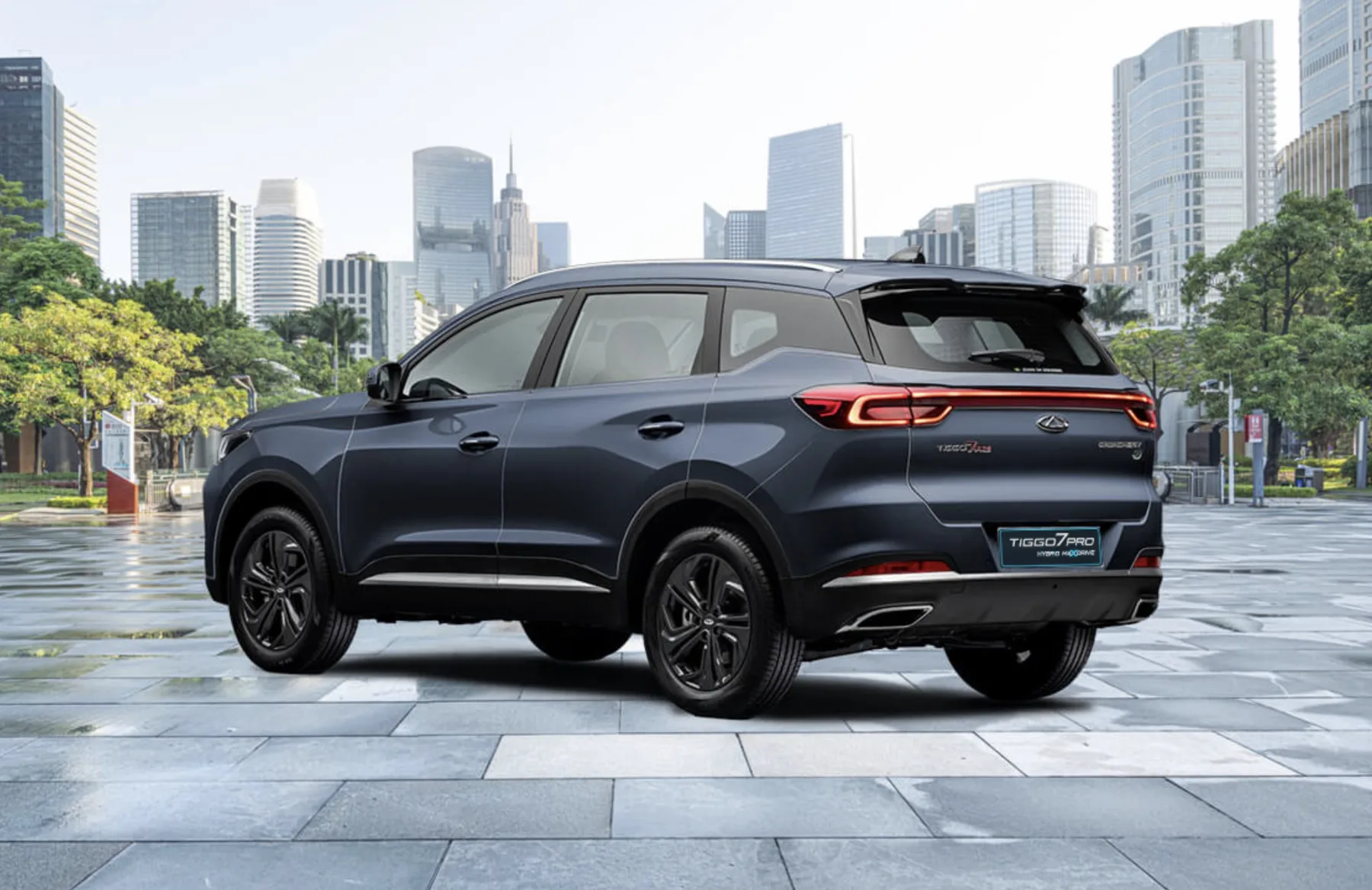 Consumo de 11,1 km/l na cidade e 11,6 km/l na estrada, com tanque de 51 litros e autonomia que chega a 592 km, equilibrando eficiência e alcance.