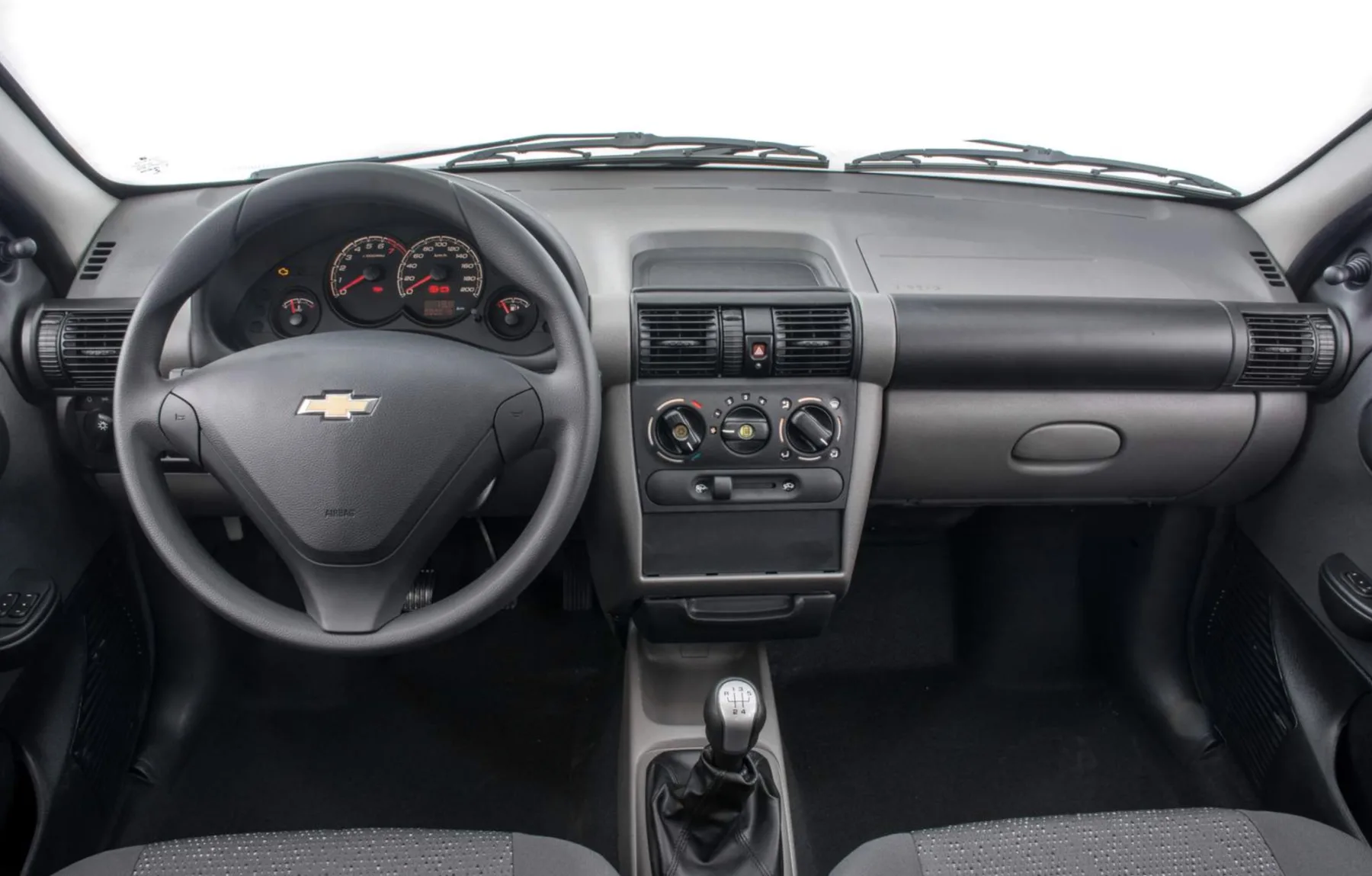 Câmbio manual de cinco marchas, tração dianteira e direção pesada definem a experiência. Dirigir o Classic LS 1.0 2016 é simples, sem surpresas, mas sem refinamento.