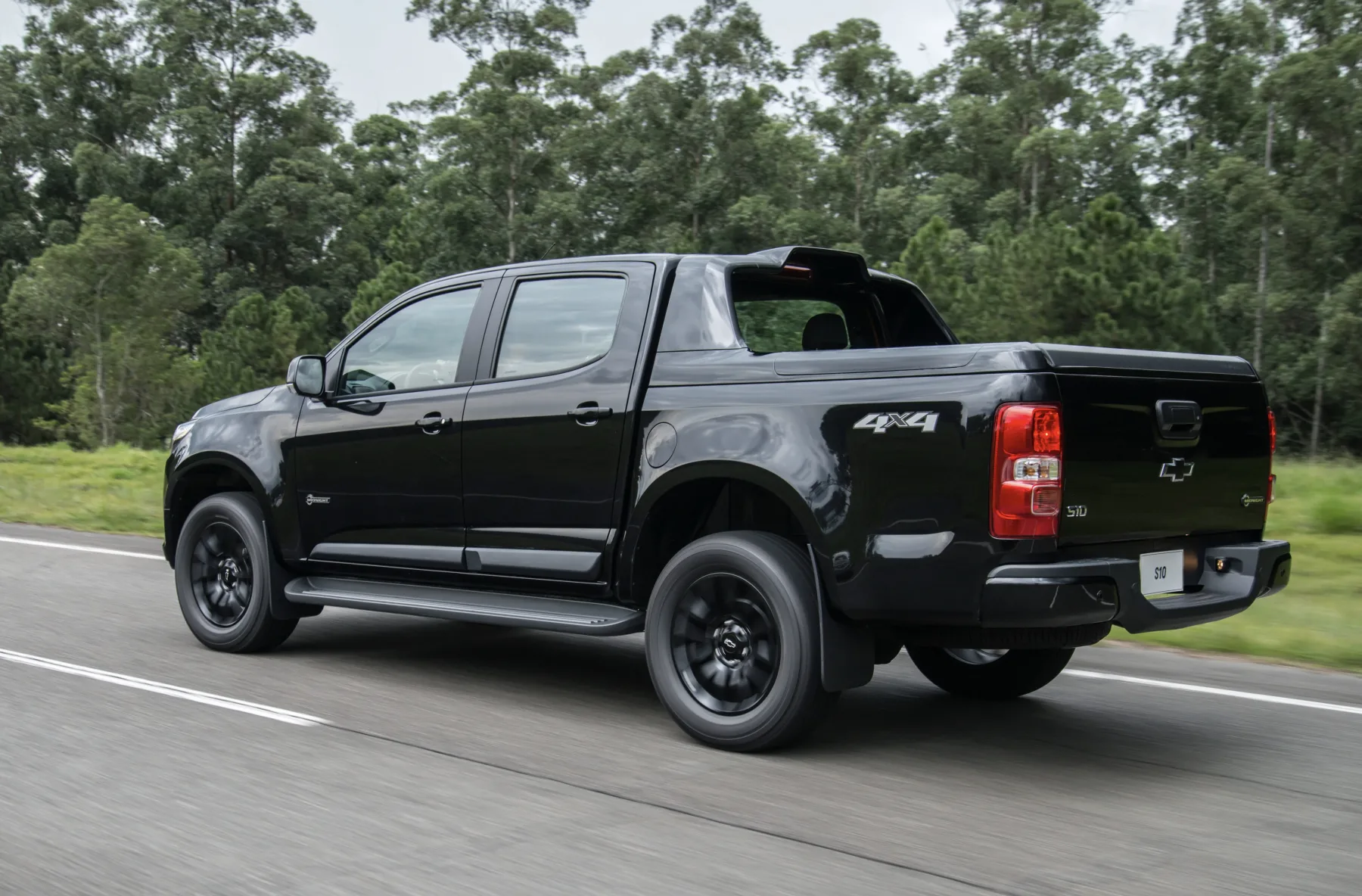 A S10 Midnight 2.8 2019 leva 1061 litros na caçamba e suporta 1134 kg de carga útil, oferecendo versatilidade para trabalho e lazer com estrutura resistente e comportamento consistente em piso irregular.