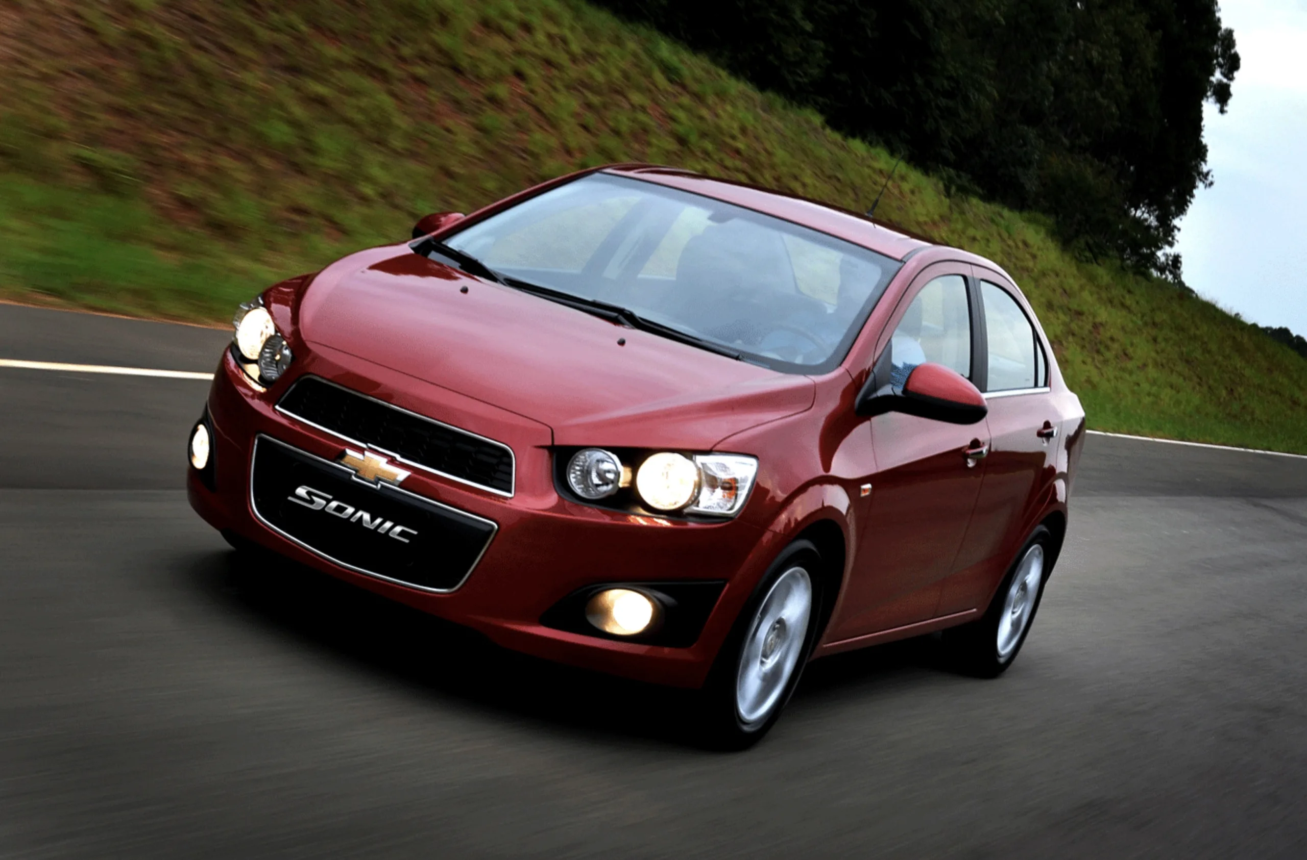 Sonic LTZ 2014 atende quem busca conforto urbano, bom espaço e uso diário seguro. Versão usada vale a pena para quem prioriza equilíbrio e manutenção simples.