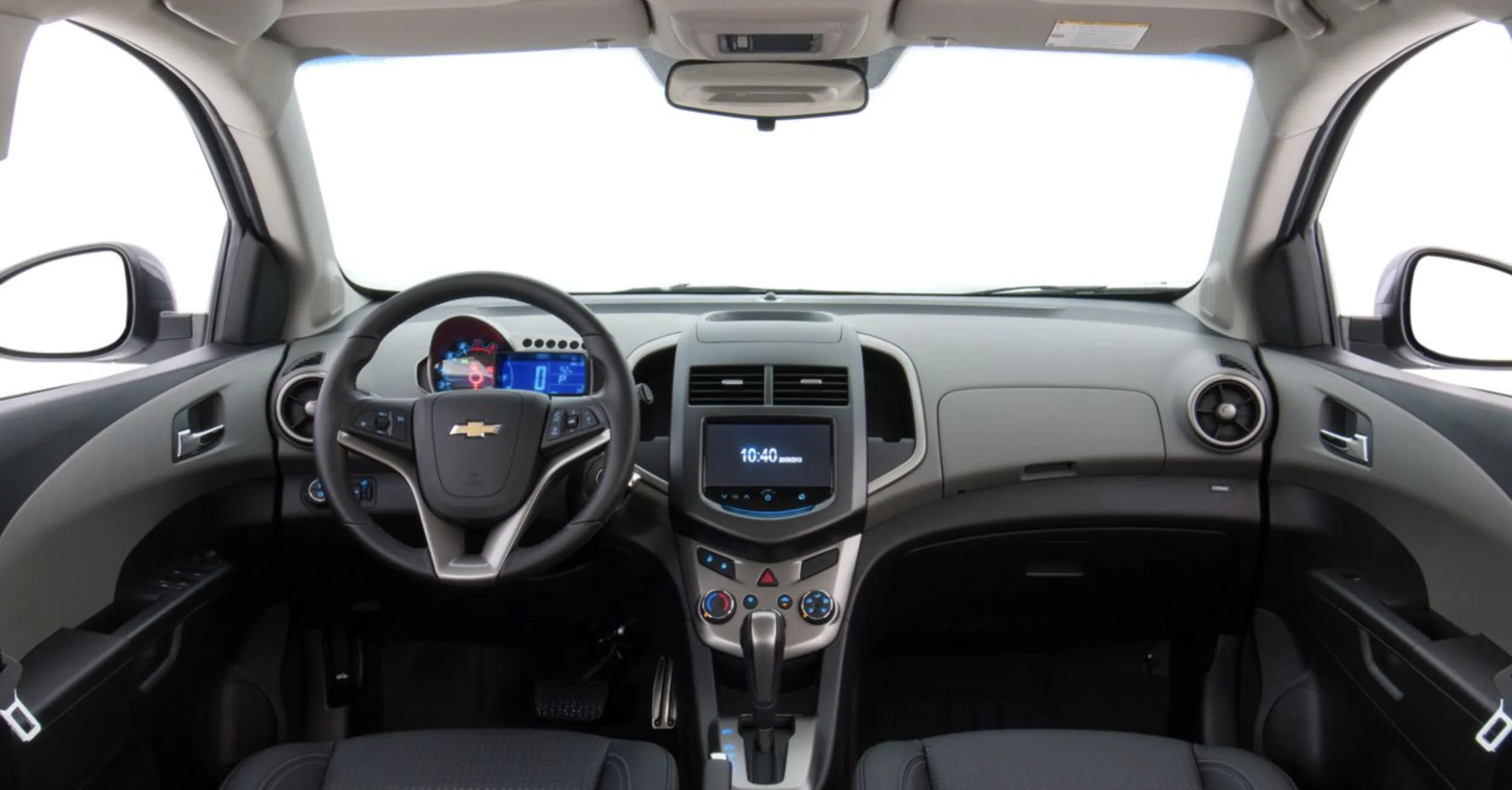 Câmbio automático de 6 marchas e direção hidráulica garantem condução confortável. Tração dianteira mantém estabilidade e facilita manobras no trânsito urbano.