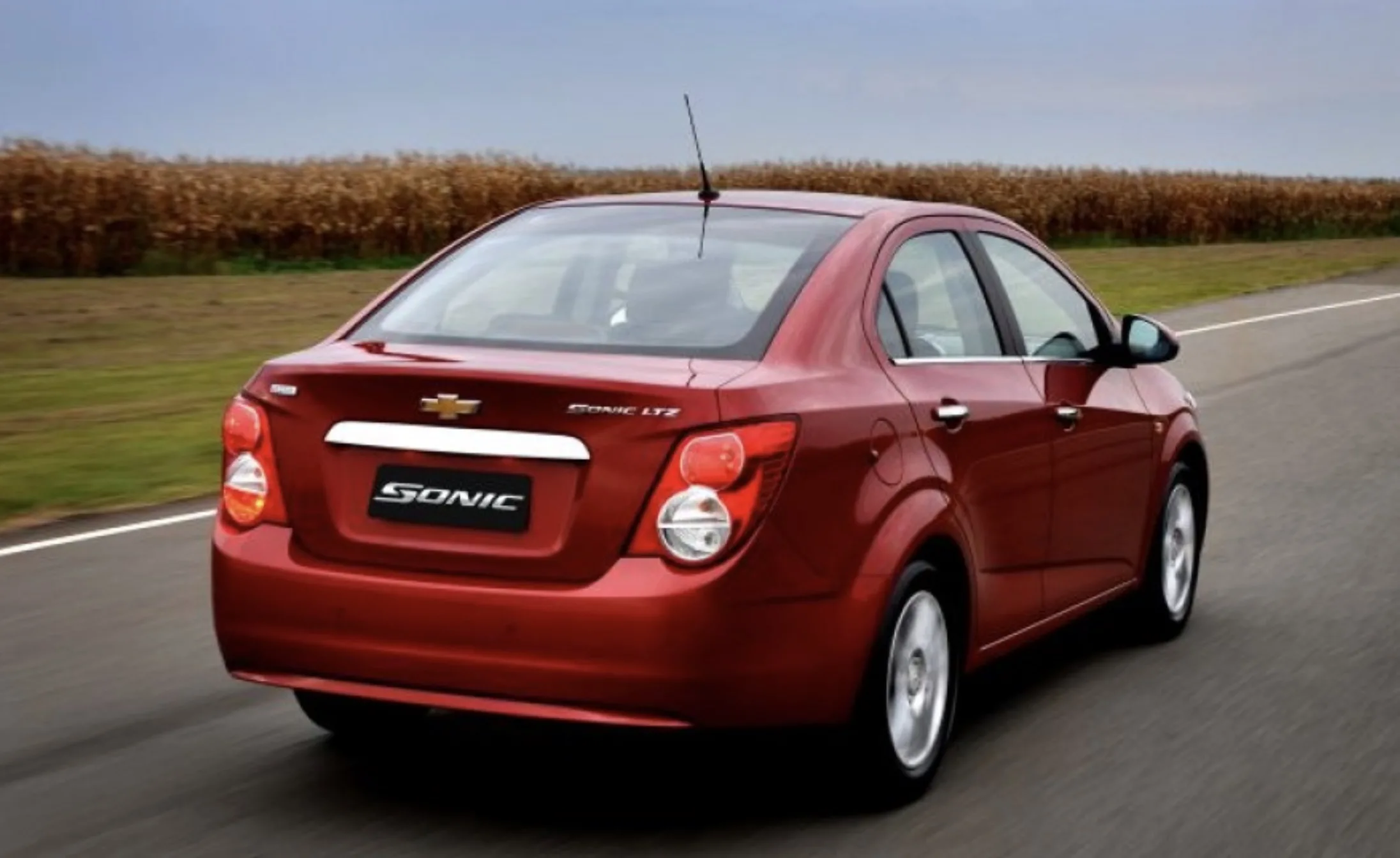 Consumo de 6,8 km/l a 9 km/l no álcool e 9 a 11,7 km/l na gasolina. Autonomia de 313 a 538 km e tanque de 46 litros atendem bem rotinas urbanas e viagens curtas.