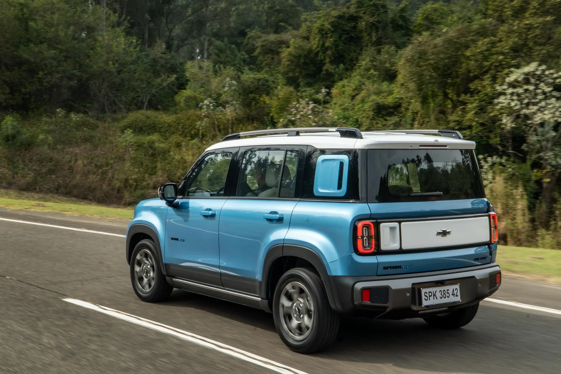 A autonomia de 258 km atende rotinas urbanas, mas o consumo não informado limita previsões detalhadas. A bateria de 42 kWh equilibra eficiência e permite recargas rápidas em DC de 50 kW.