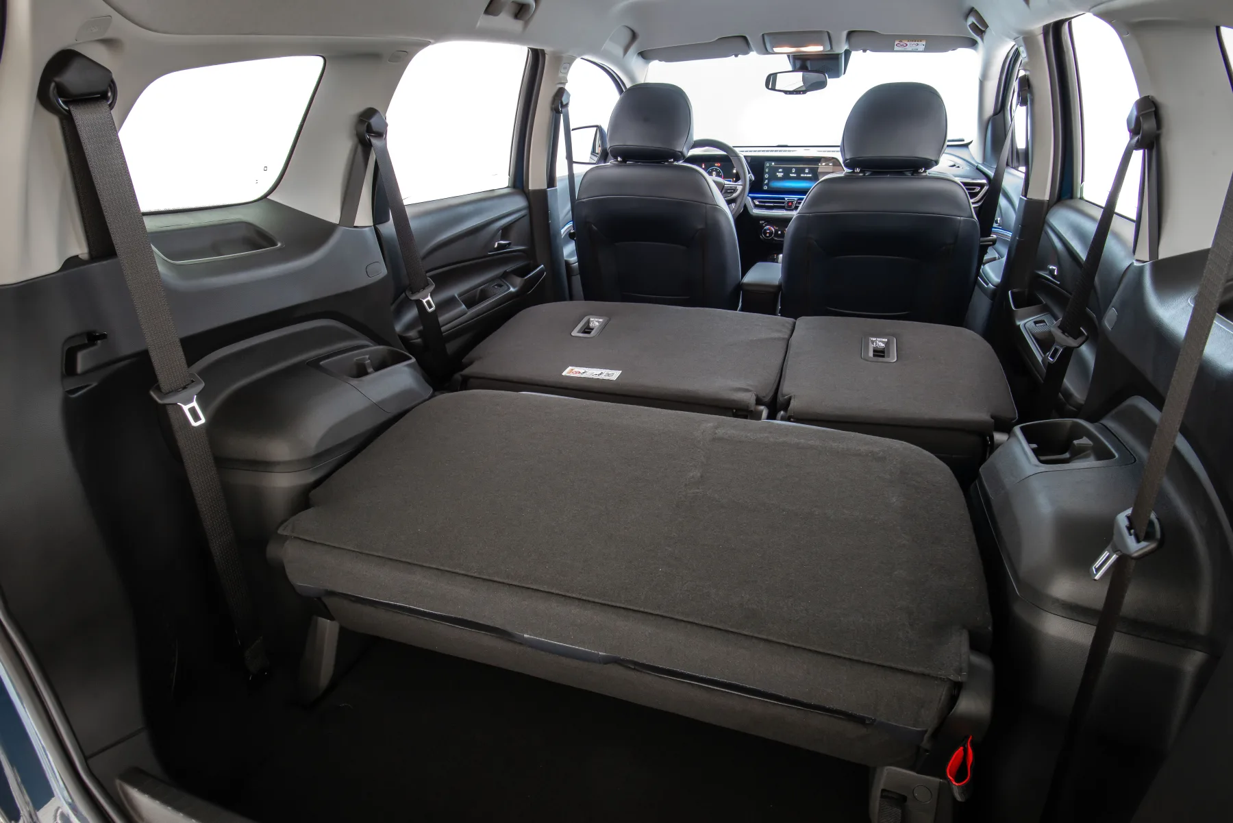 O interior leva sete ocupantes, tem bancos corrediços e porta-malas de 162 litros com todos os assentos, focando conforto e flexibilidade no uso familiar.