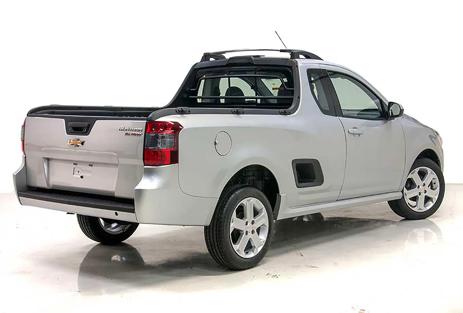Chevrolet Montana 2014 Sport custa como uma zero km frágil, mas entrega mecânica robusta e versatilidade que muita picape de shopping não chega perto