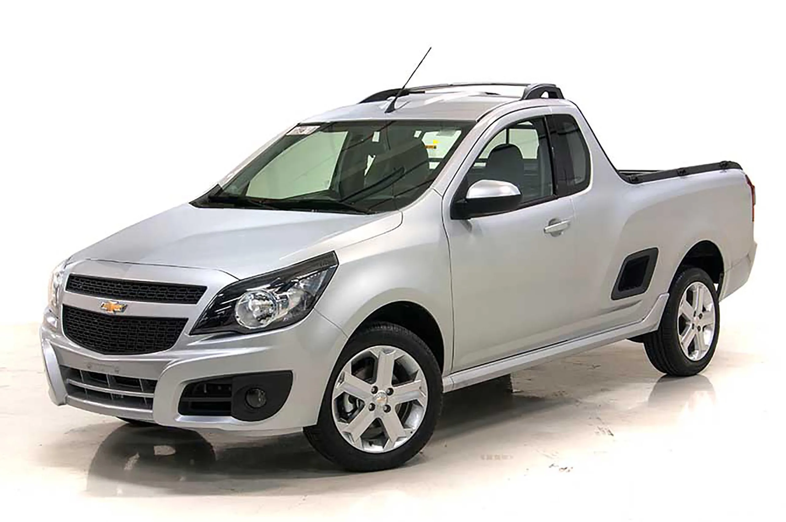 A Montana Sport 2014 serve para quem busca praticidade e carga útil, sendo boa opção como usada para uso diário e pequenas viagens.