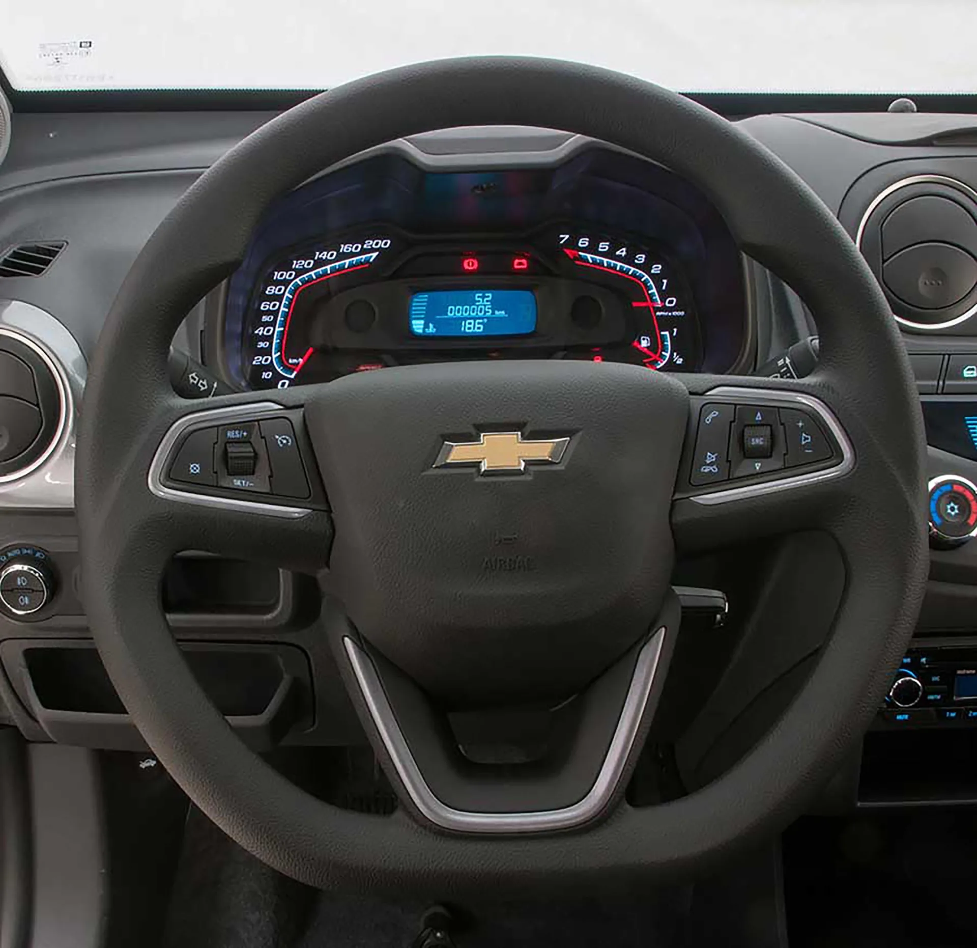 Chevrolet Montana 2014 Sport custa como uma zero km frágil, mas entrega mecânica robusta e versatilidade que muita picape de shopping não chega perto