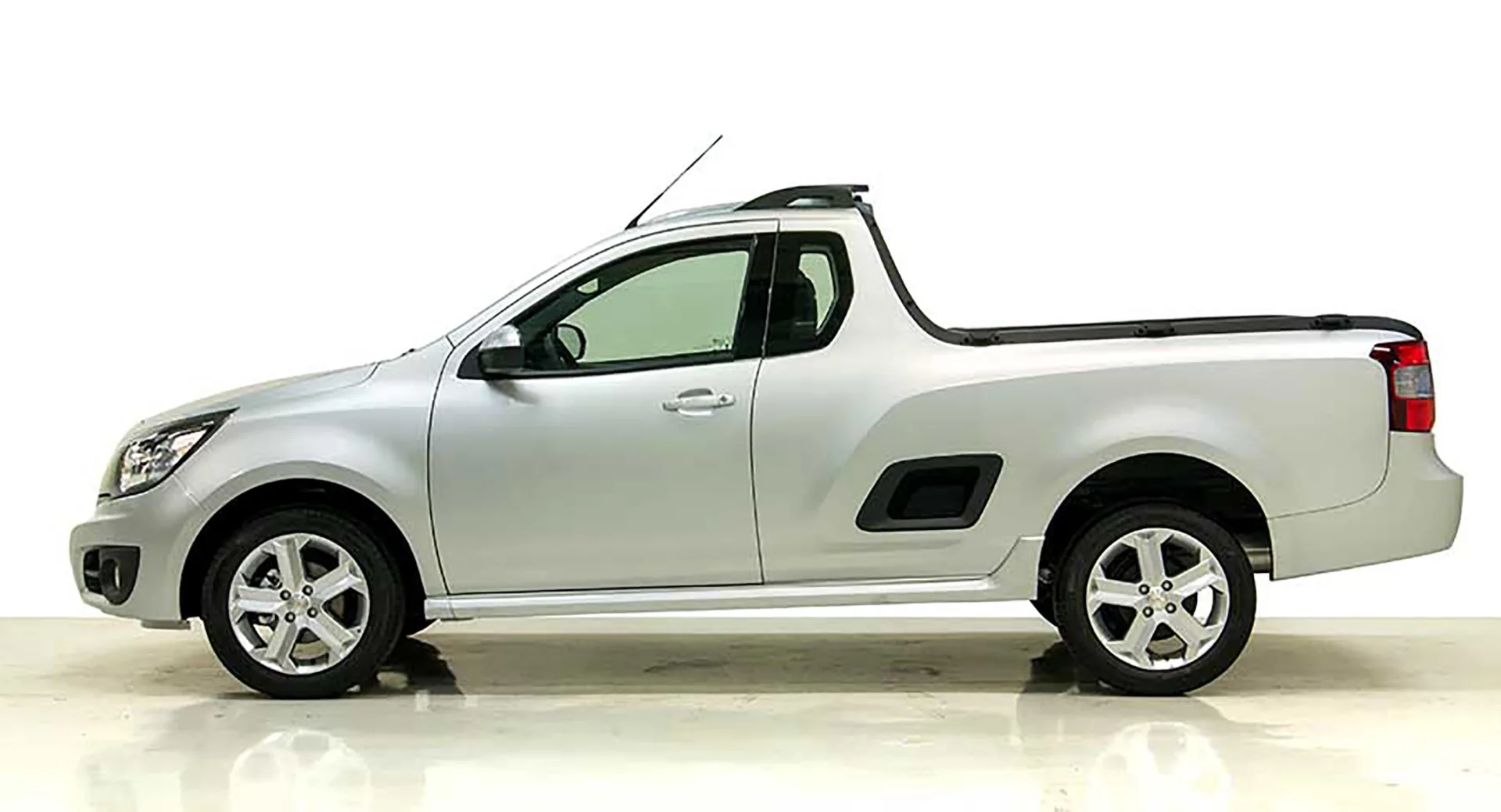 Chevrolet Montana 2014 Sport custa como uma zero km frágil, mas entrega mecânica robusta e versatilidade que muita picape de shopping não chega perto