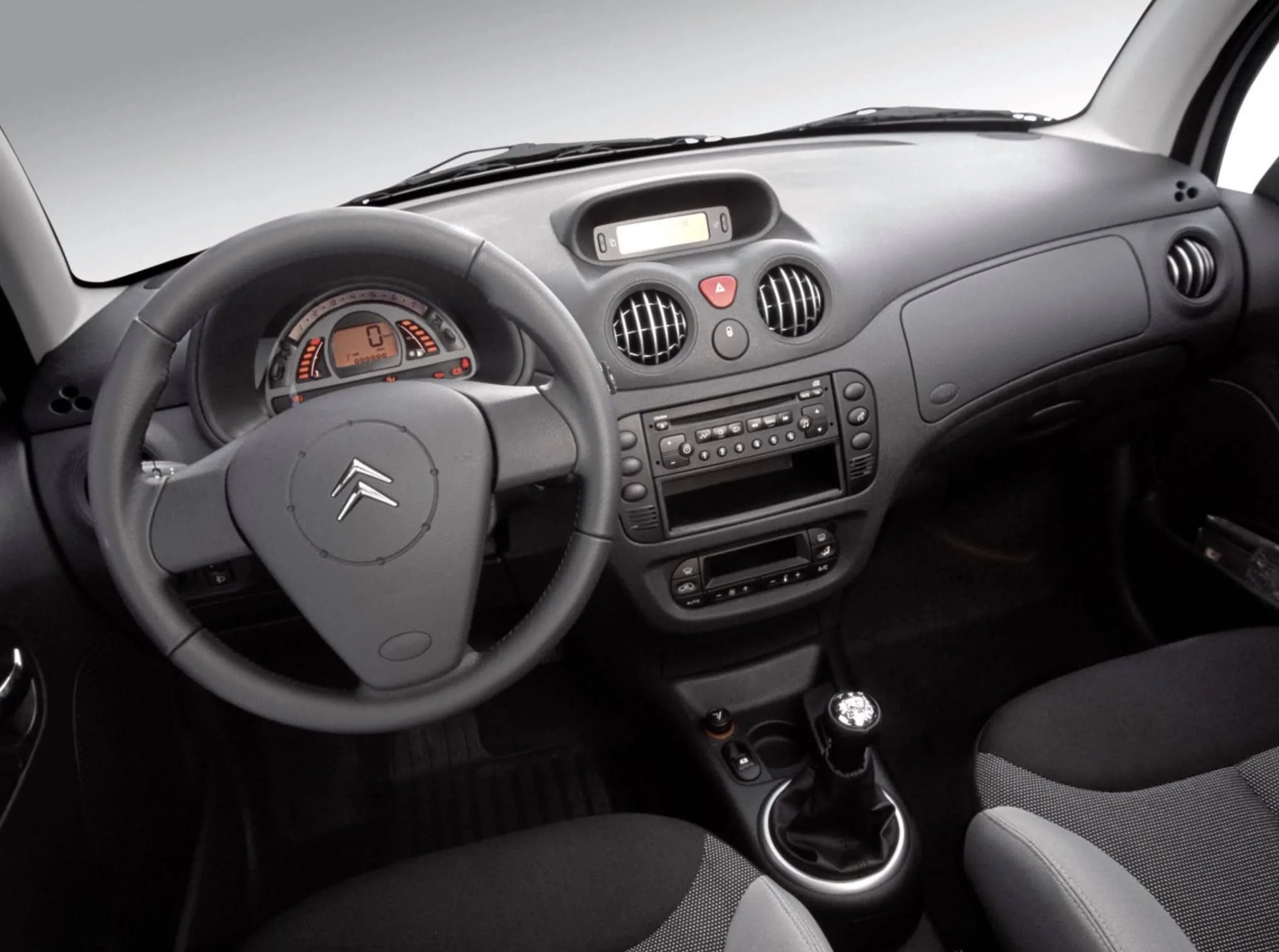 Câmbio manual de 5 marchas, direção elétrica e tração dianteira tornam a condução leve. O C3 é fácil de manobrar e entrega uma direção confortável no dia a dia.