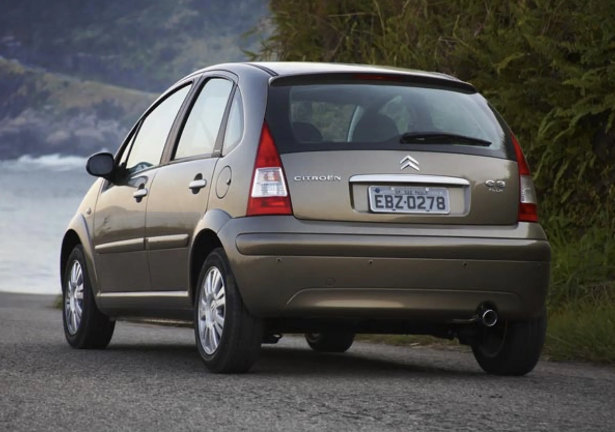Faz 7,6 km/l e 10,2 km/l na cidade, 9,1 km/l e 12,4 km/l na estrada, conforme o combustível. Tanque de 47 litros rende até 583 km, garantindo boa autonomia.