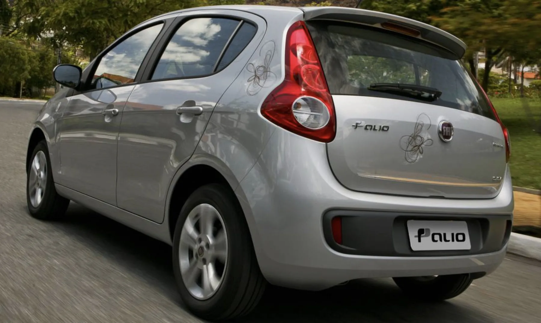 Consumo gira em torno de 6,8 km/l no etanol e até 13,2 km/l na gasolina. Tanque de 48 litros permite autonomia que passa de 600 km em rodovia.