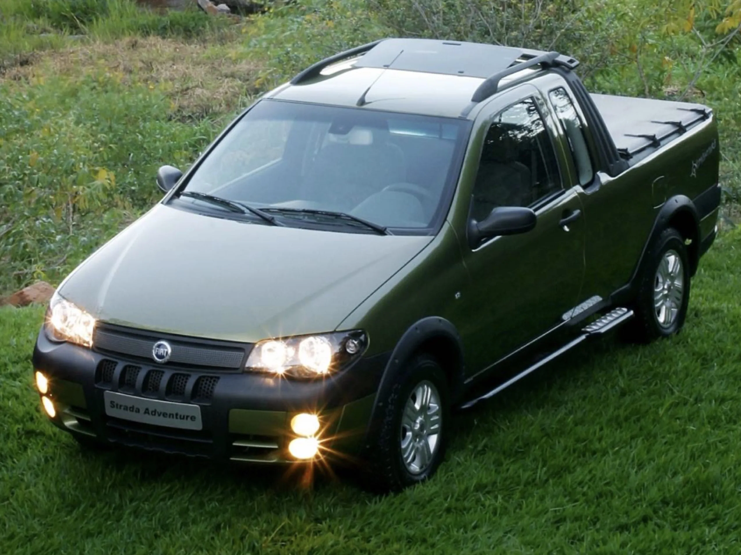 A Fiat Strada Adventure 1.8 CE 2005 nasce para quem vive de carregar peso, rodar em rua ruim e depender do carro todo dia, sem espaço para frescura ou luxo.