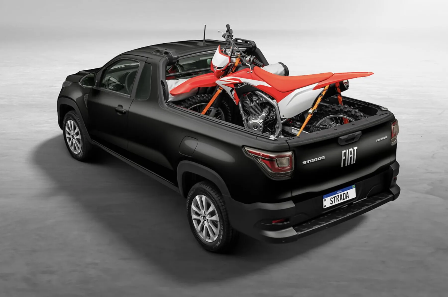 A caçamba de 1.354 litros e a carga útil de 720 kg tornam a Strada adequada para serviços urbanos, entregas e manutenção, com foco claro em uso profissional contínuo.