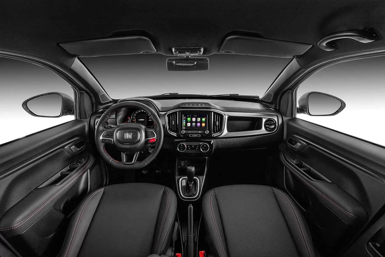 Por dentro, a proposta é mais carro do que utilitário. Ar-condicionado automático, bancos de couro, multimídia conectada e condução fácil tornam o uso diário menos cansativo.