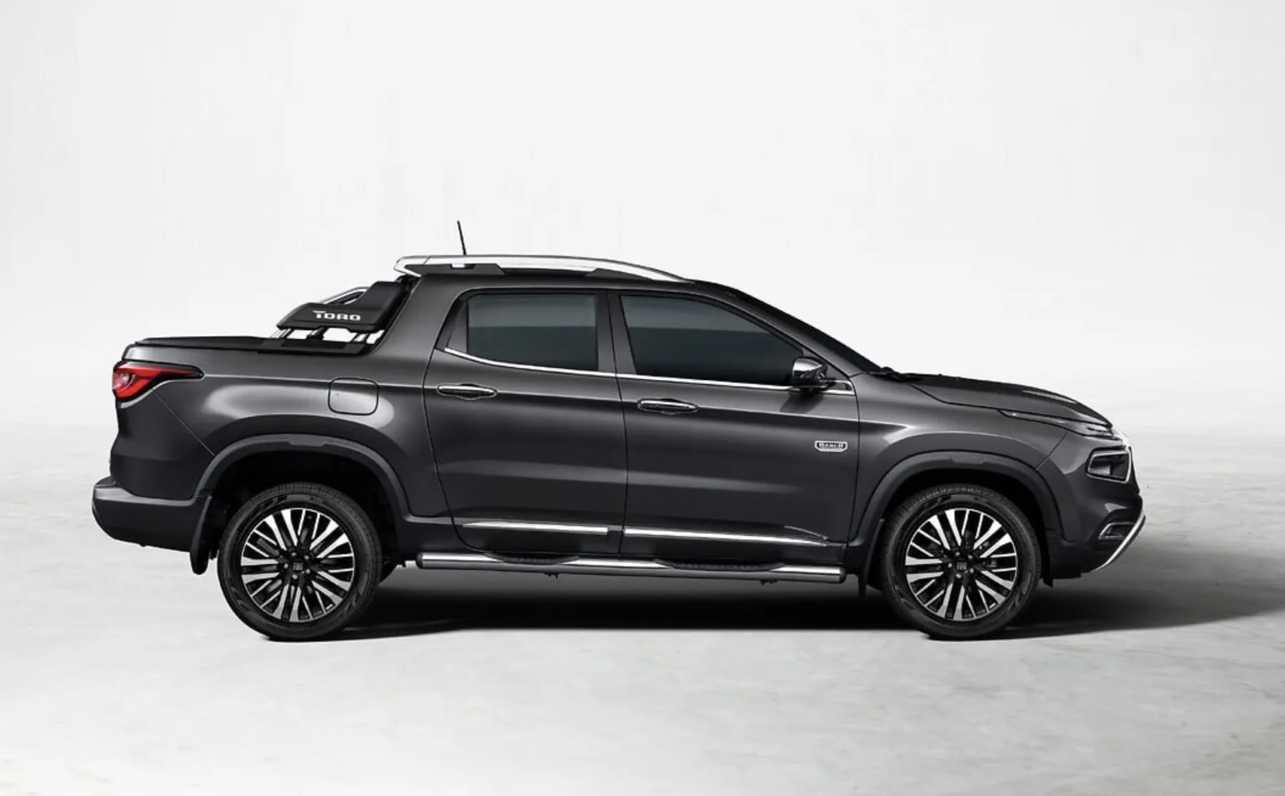 Mesmo forte e pesada, a Toro surpreende no consumo. Ela faz 10,5 km/l na cidade e 13,6 km/l na estrada, alcançando até 816 km de autonomia, algo que pesa direto no bolso de quem roda muito.