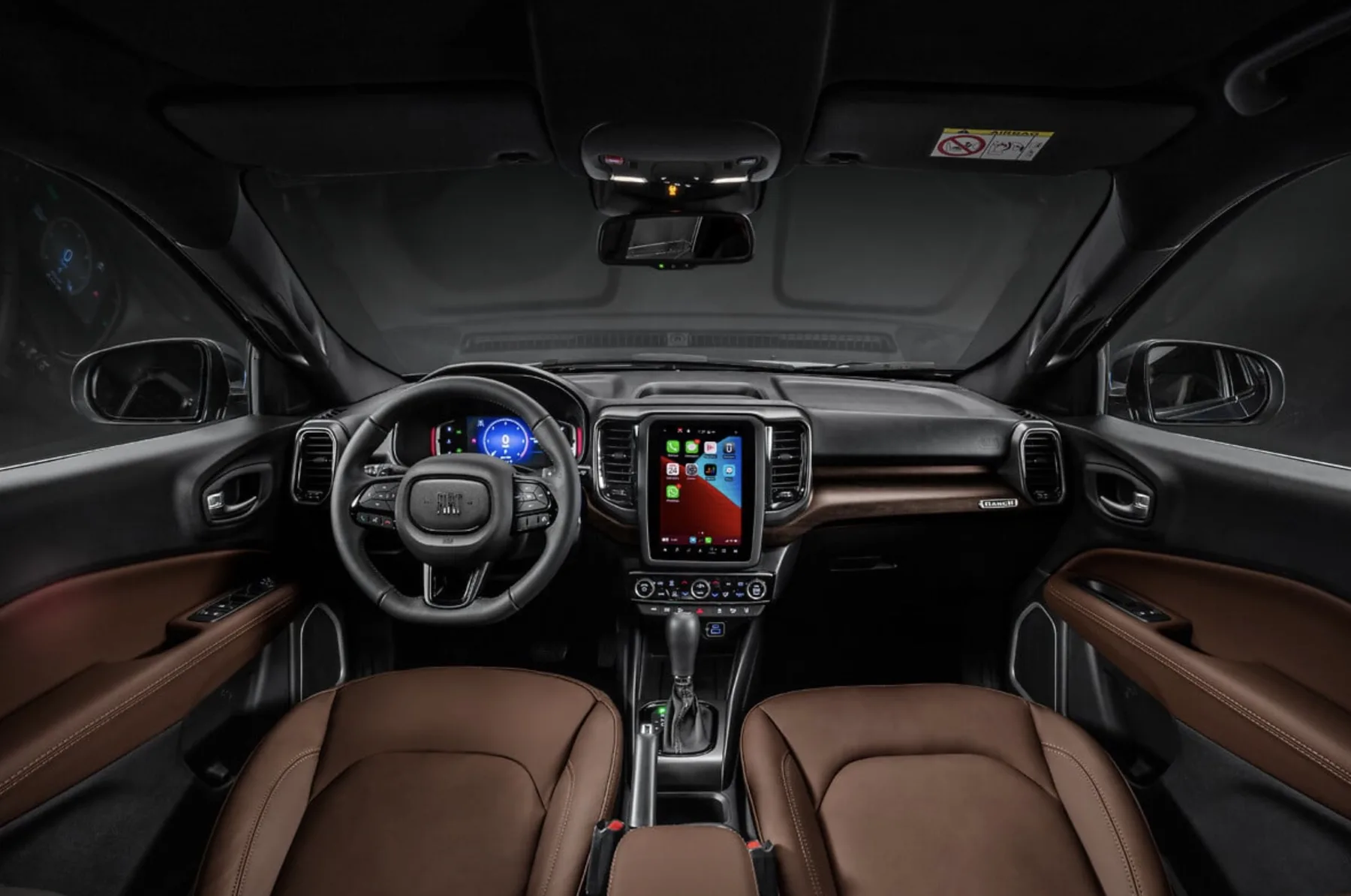 No interior, o clima é de SUV. Espaço para cinco pessoas, rodar silencioso, ar digital de duas zonas, multimídia conectada e tecnologias que tornam o uso diário mais fácil e menos cansativo.