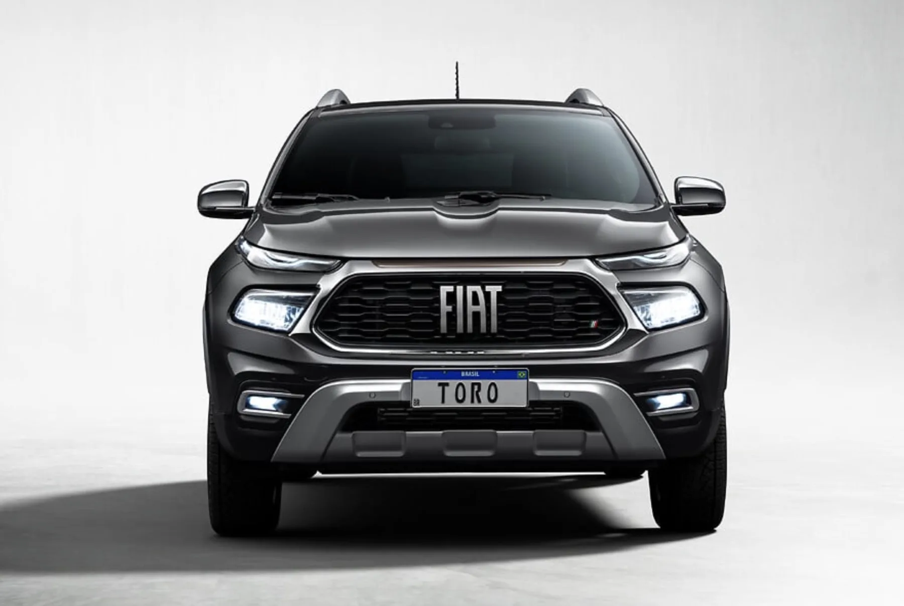 O grande destaque está no motor 2.2 turbodiesel de 200 cv e alto torque, sempre com câmbio automático de nove marchas e tração 4x4, garantindo segurança em ultrapassagens e pisos ruins.