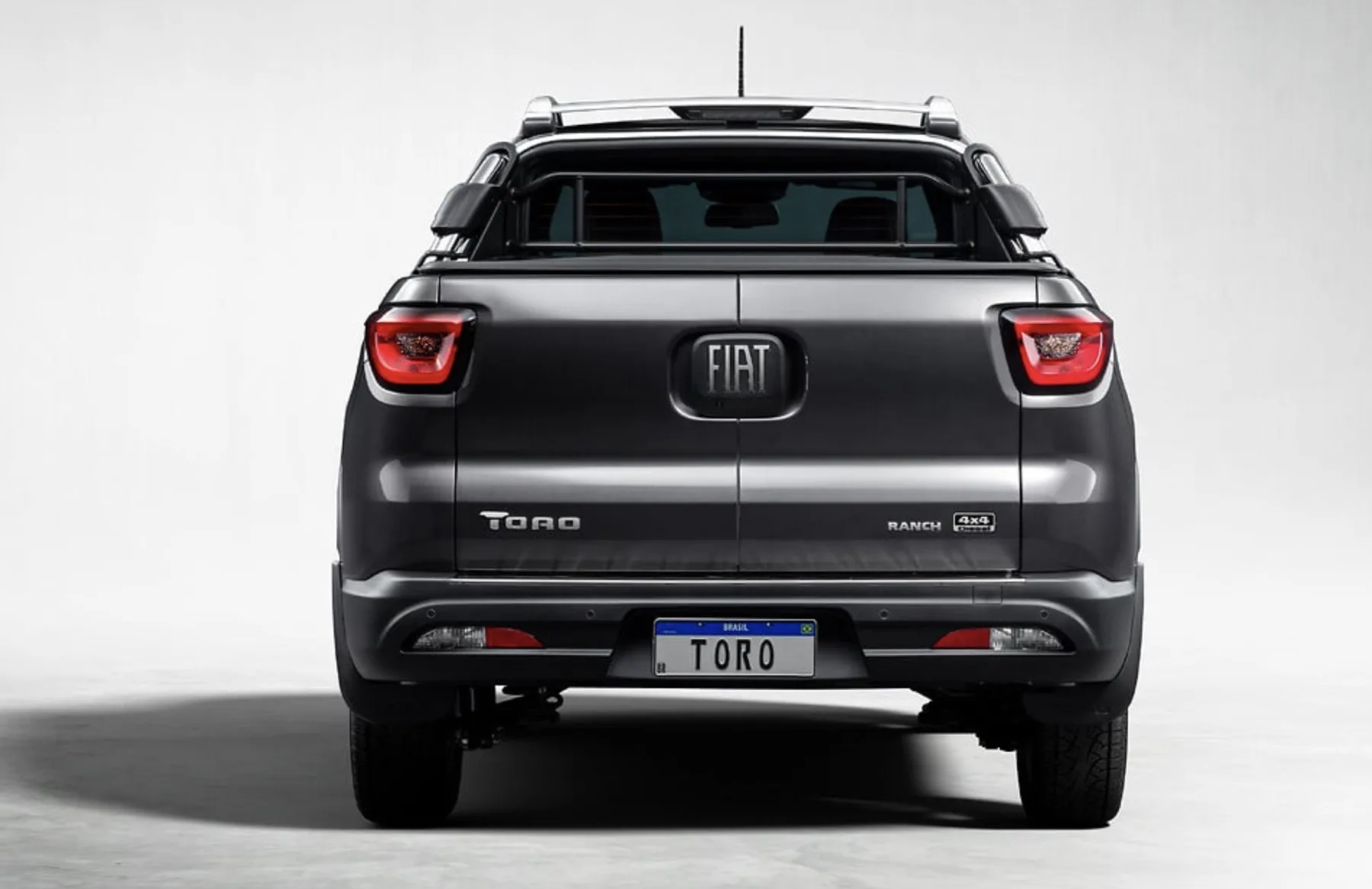 A caçamba de 937 litros e a carga útil de 1.010 kg resolvem trabalho, lazer e bagagem sem esforço. É uma picape que encara estrada de terra, mas também vai bem em viagens longas.