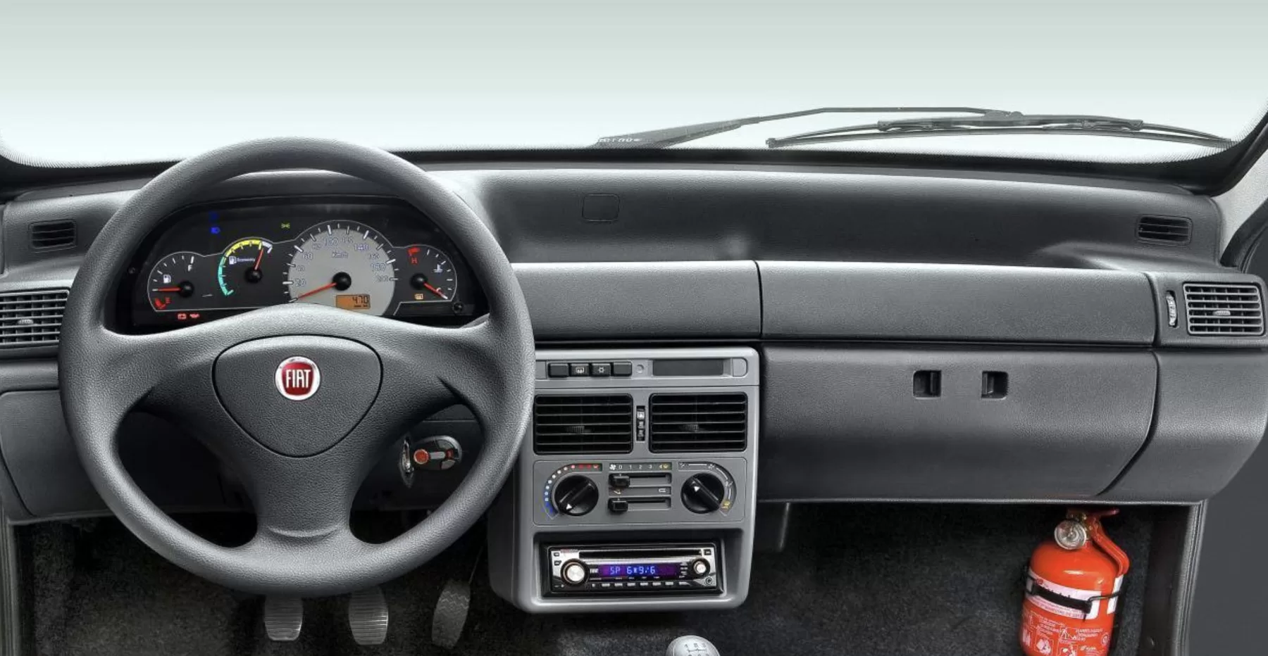 O interior acomoda cinco ocupantes dentro do esperado para um compacto. O porta-malas de 290 litros atende a rotina urbana. O conforto é básico, mas suficiente para quem prioriza custo e simplicidade.