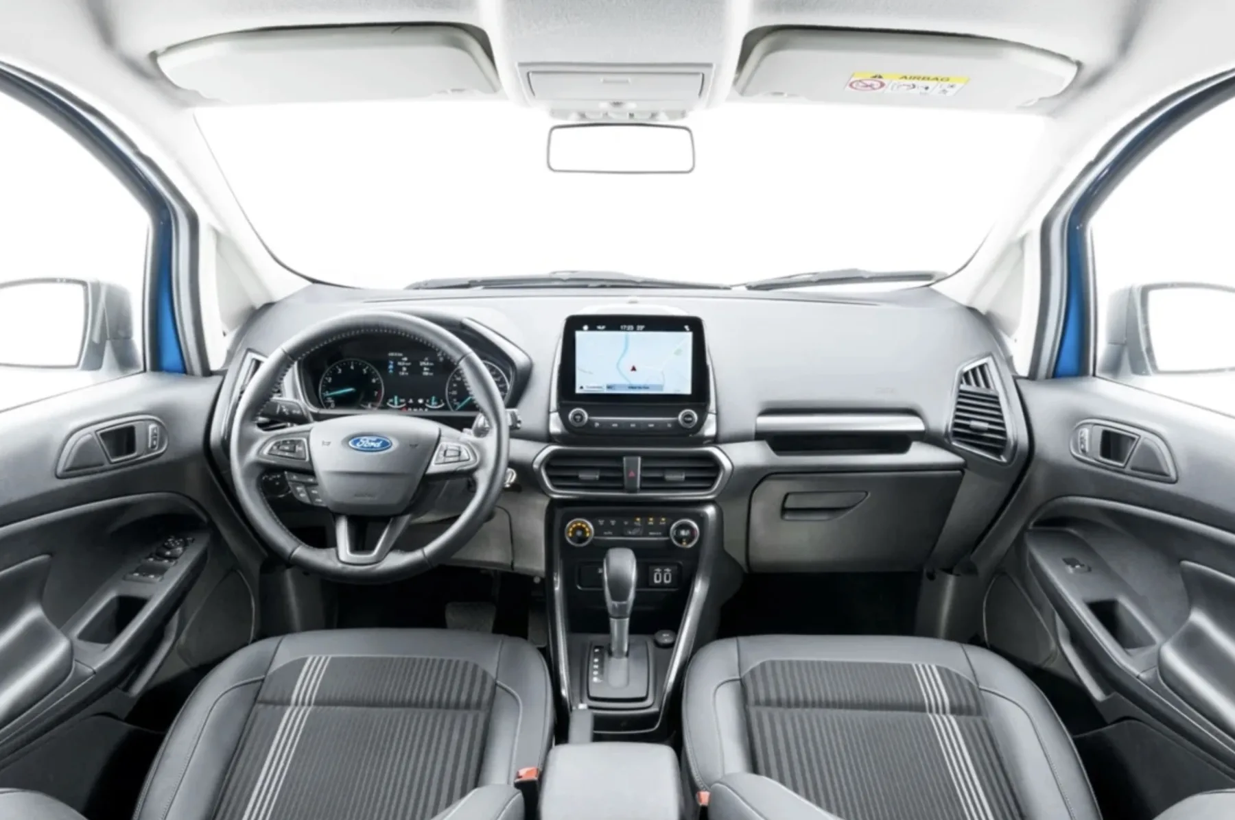 A direção elétrica e o câmbio automático de 6 marchas deixam a condução leve e previsível, com tração dianteira que favorece estabilidade no uso comum