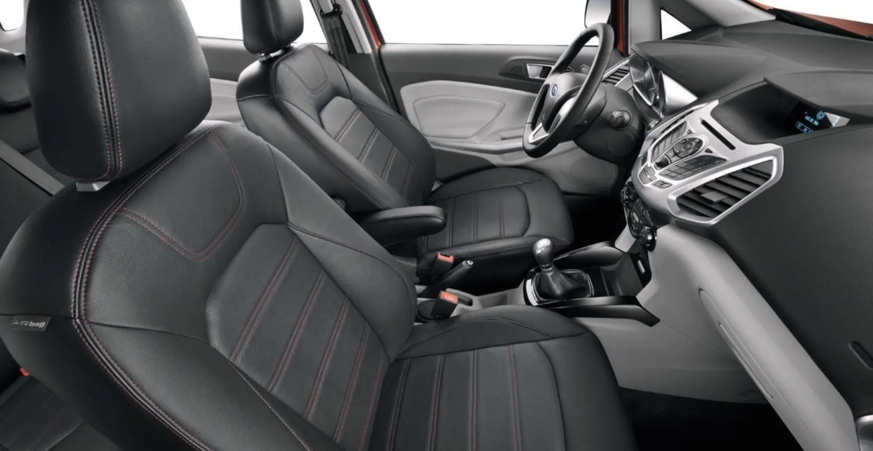 O interior para cinco pessoas, porta malas de 362 litros e carga útil de 433 kg tornam o EcoSport adequado ao dia a dia e viagens curtas, oferecendo conforto funcional.