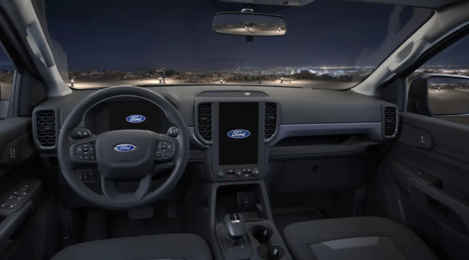 O interior acomoda cinco pessoas com bom espaço e conforto para viajar. A proposta é rodar longe sem cansaço, com posição alta de dirigir e boa ergonomia.