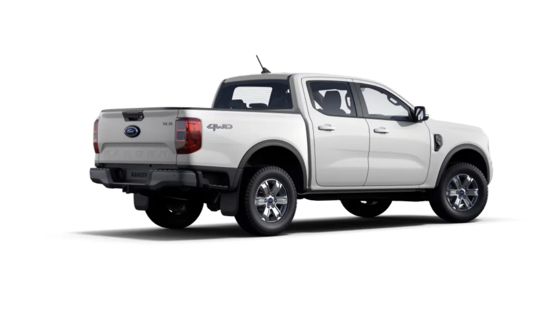 O consumo fica em 8,9 km/l na cidade e 10,2 km/l na estrada. Com tanque de 80 litros, a autonomia pode passar dos 800 km em uso rodoviário, reduzindo paradas longas.