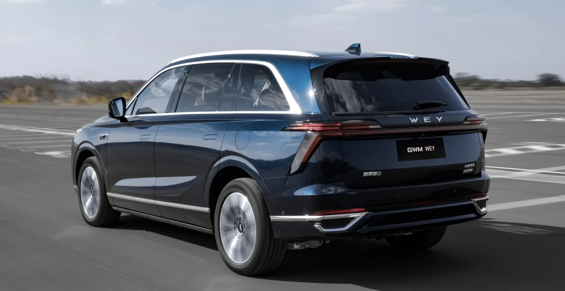 Consumo de 10 km/l urbano e 9 km/l rodoviário, tanque de 55 litros e autonomia total de 550 km com 128 km elétricos tornam o SUV eficiente para trajetos longos e uso diário.