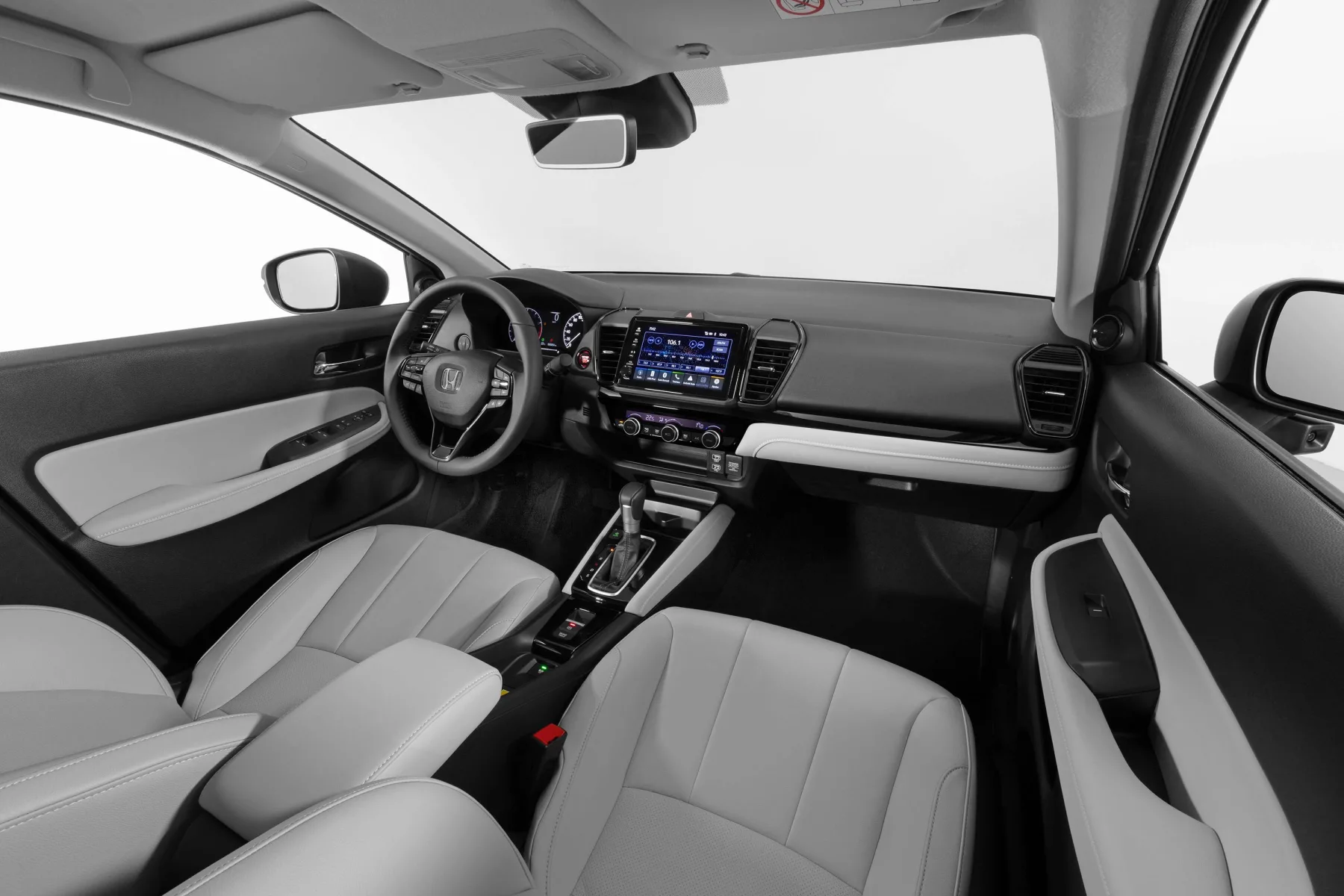 No interior, o foco é viver bem com o carro. Espaço correto para cinco pessoas, porta-malas grande e tecnologias de segurança que aliviam o cansaço em viagens e congestionamentos.