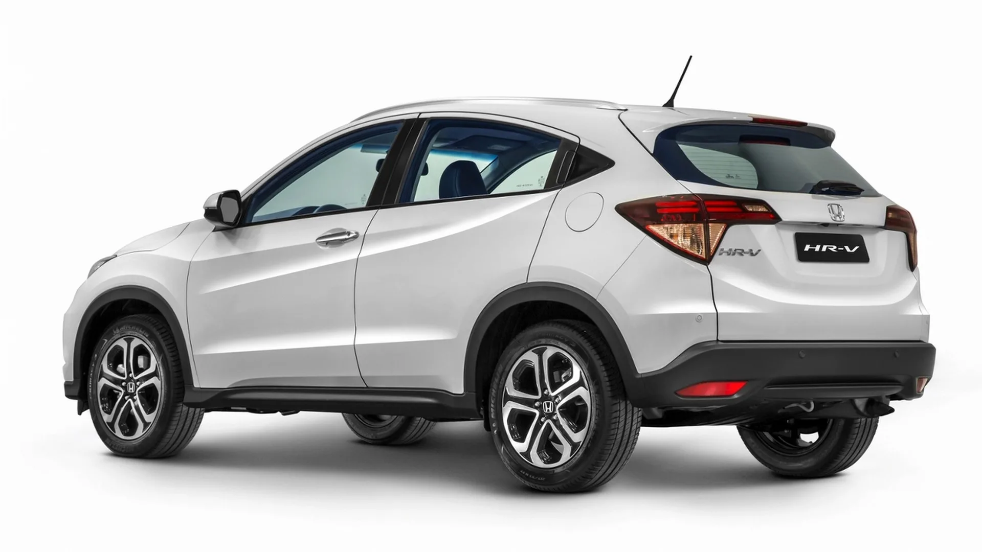 Pontos negativos incluem preço elevado no mercado de usados, consumo urbano alto no etanol e relatos de ruídos de suspensão com o tempo.