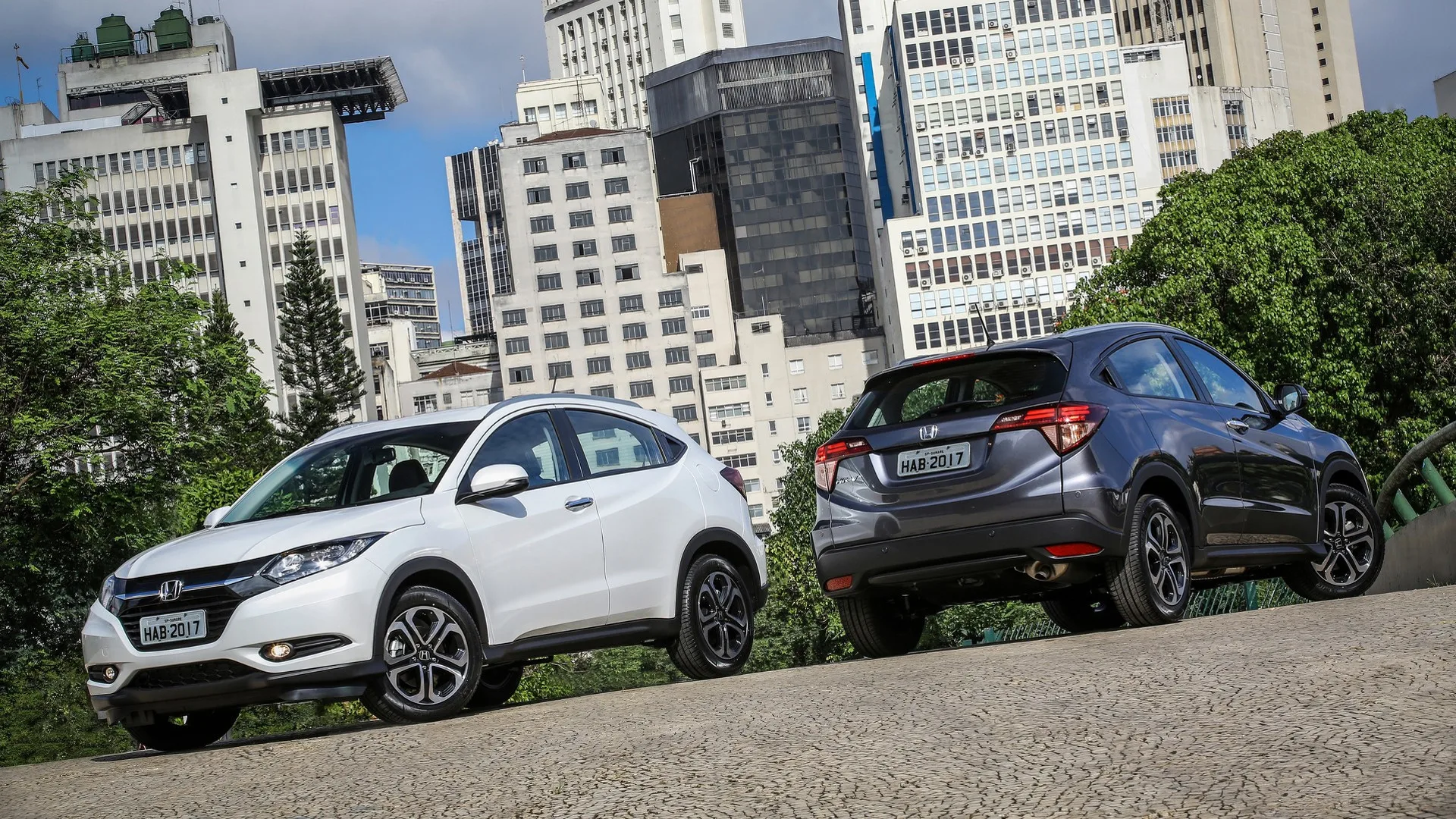 Motor 1.8 aspirado de 139 cv prioriza suavidade e durabilidade, funcionando bem na cidade e mantendo ritmo correto na estrada, sem proposta esportiva.