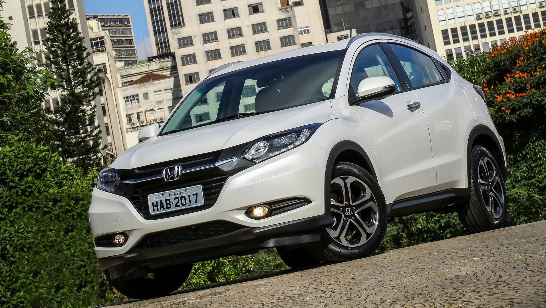 Consumo urbano de 7,1 km/l no etanol e até 12,1 km/l na gasolina em estrada, com tanque de 51 litros e autonomia que passa de 600 km.