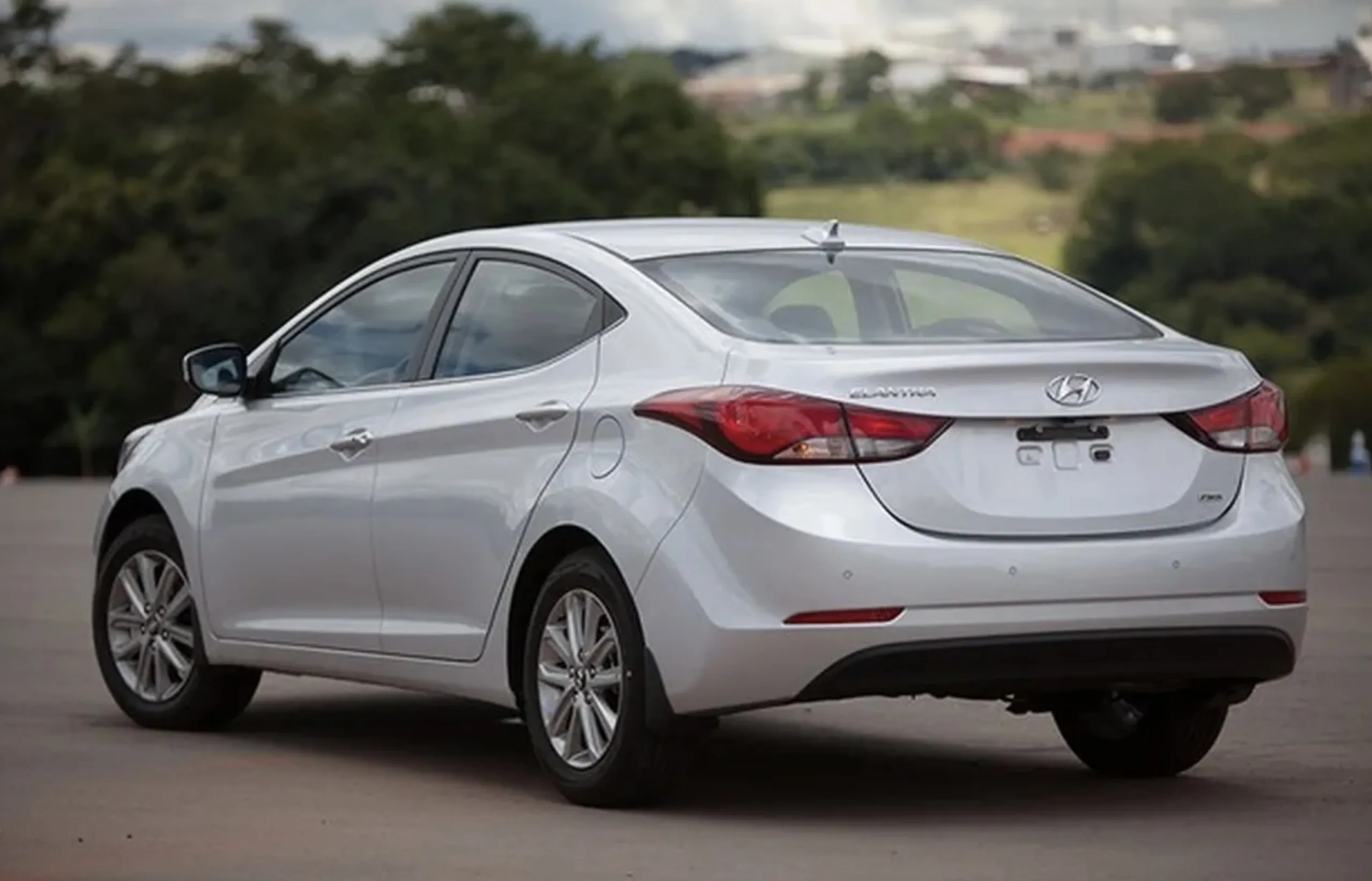 O consumo varia de 6,3 a 13,4 km/l, a autonomia chega a 750 km e o tanque tem 56 litros, oferecendo bom alcance para uso urbano e rodoviário sem paradas frequentes.