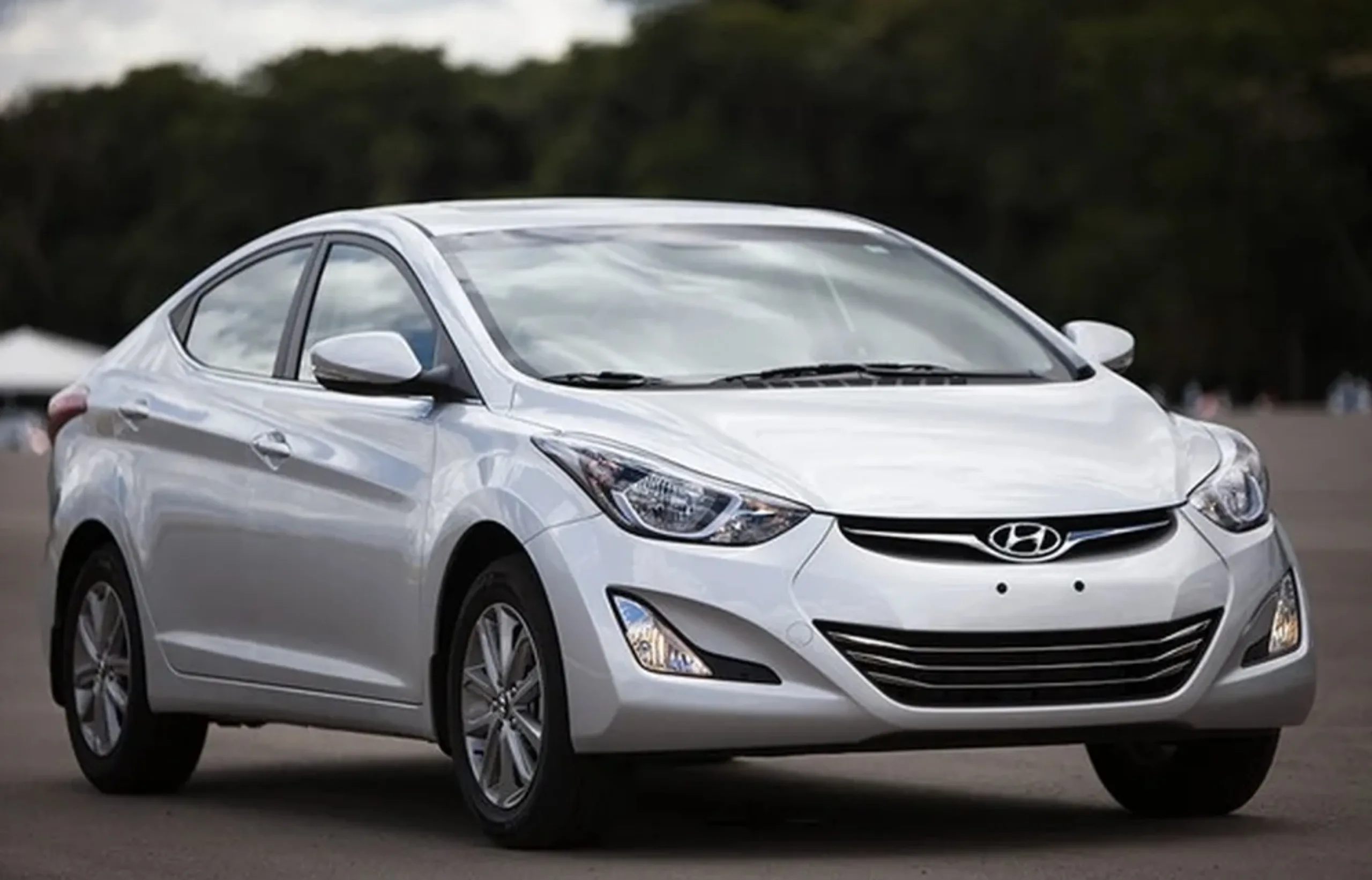 O Elantra GLS atende quem busca sedã confortável e equilibrado, vale a pena como usado pela autonomia alta, condução suave e manutenção simples no mercado.