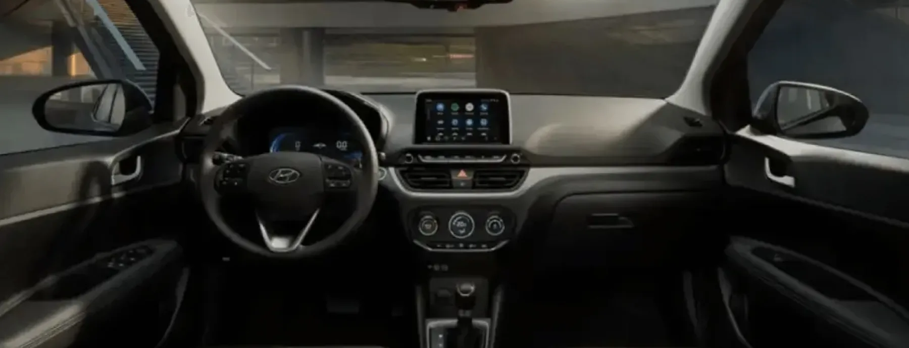 O interior acomoda cinco, prioriza conforto dianteiro e oferece porta-malas de 300 litros, adequado ao dia a dia e viagens sem excesso.