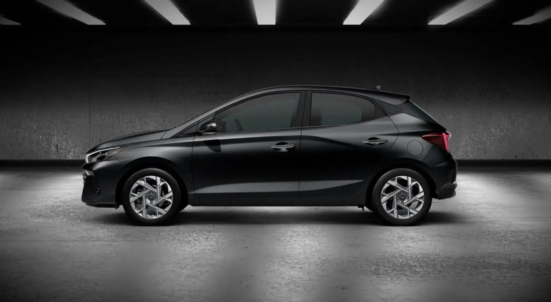 Com tanque de 50 litros, faz 13,2 km/l na cidade e 14,7 km/l na estrada com gasolina, alcançando até 735 km de autonomia.