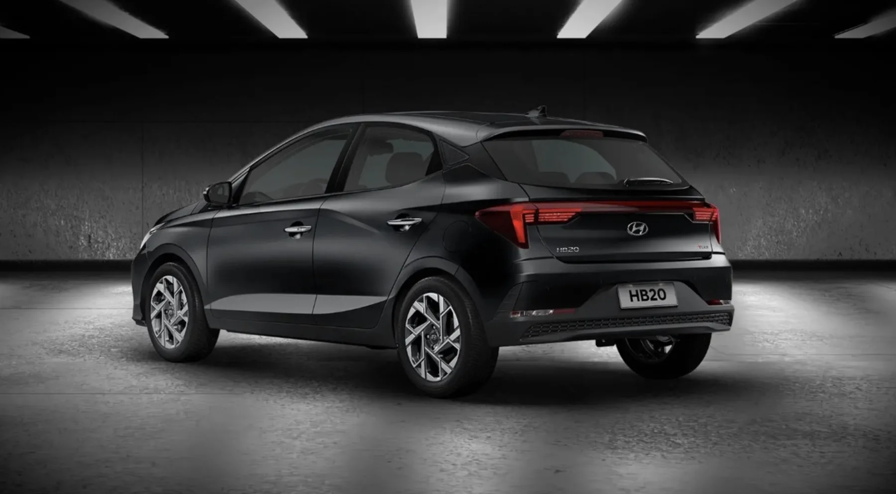 Traz seis airbags, controles de estabilidade e tração, câmera de ré, sensores traseiros, multimídia com espelhamento e ar automático.